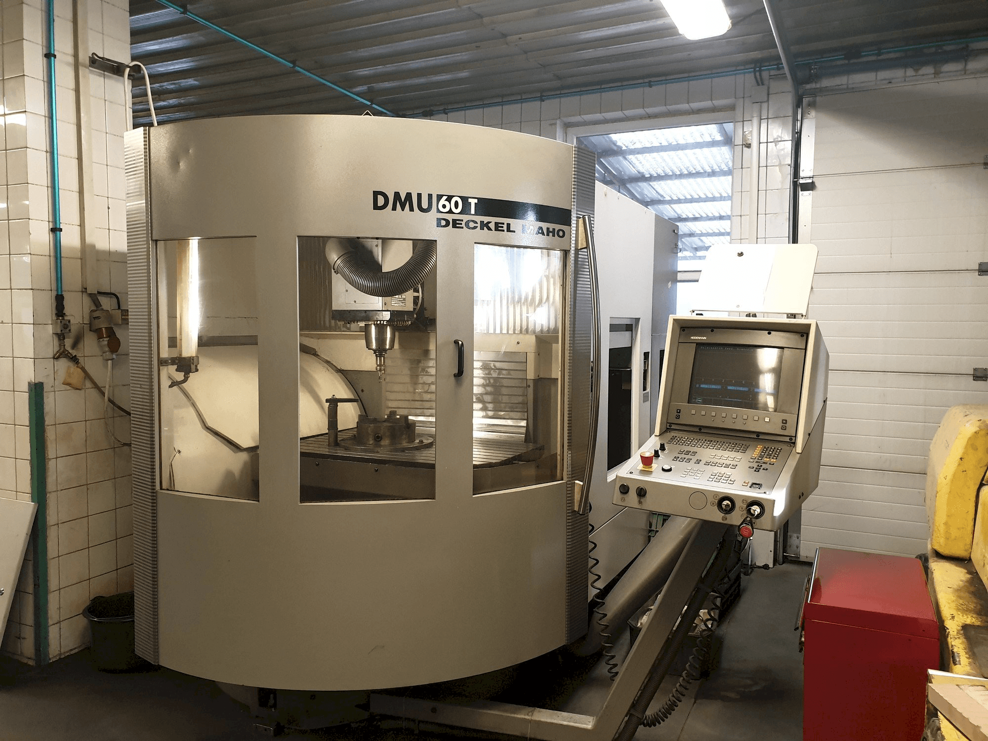 Frontansicht der DECKEL MAHO DMU 60T Maschine