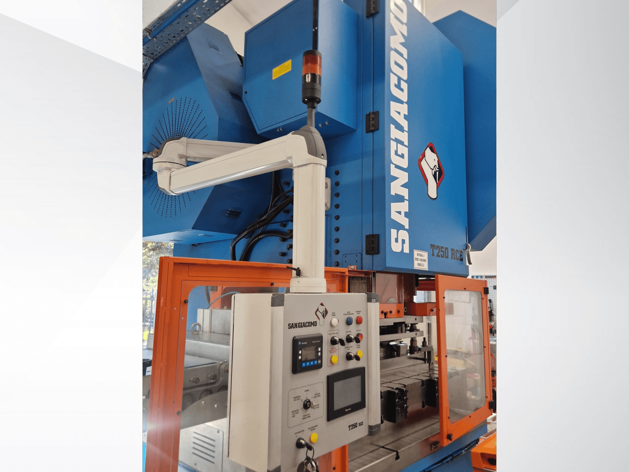 Mechanische Stanzpresse SANGIACOMO T250 RCE, Vorderansicht mit sichtbarem Bedienfeld und Schutzvorrichtung, auf der die Bedienelemente zu sehen sind.