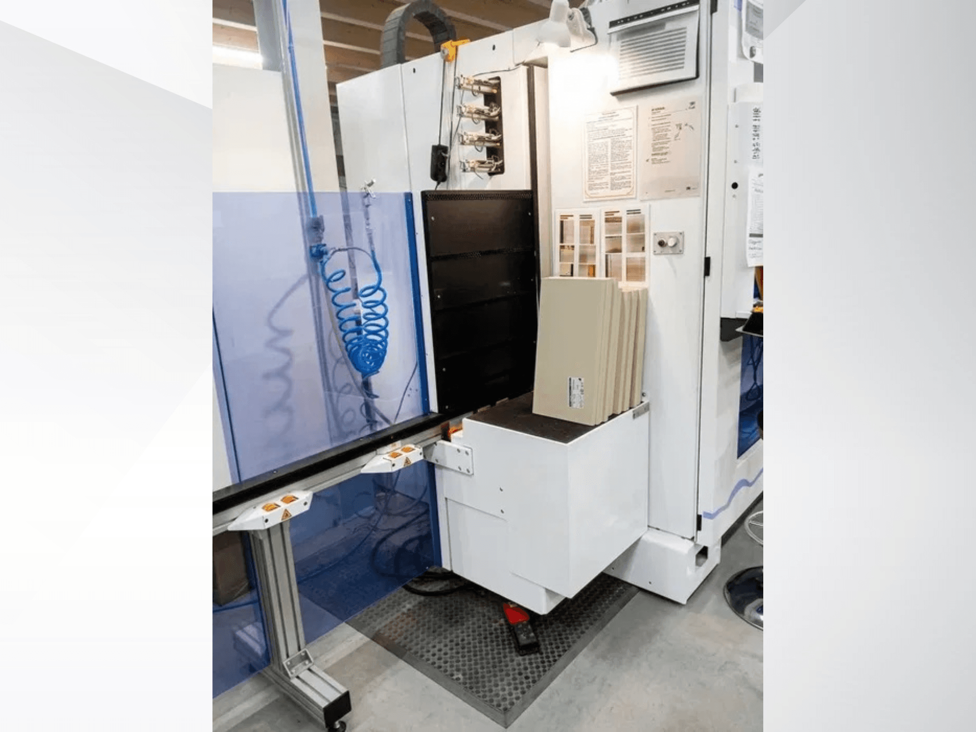 HOMAG OPTIMAT BHX 200 CNC-Bearbeitungszentrum, Vorderansicht mit Bedienfeld und Materialbeschickungsbereich.