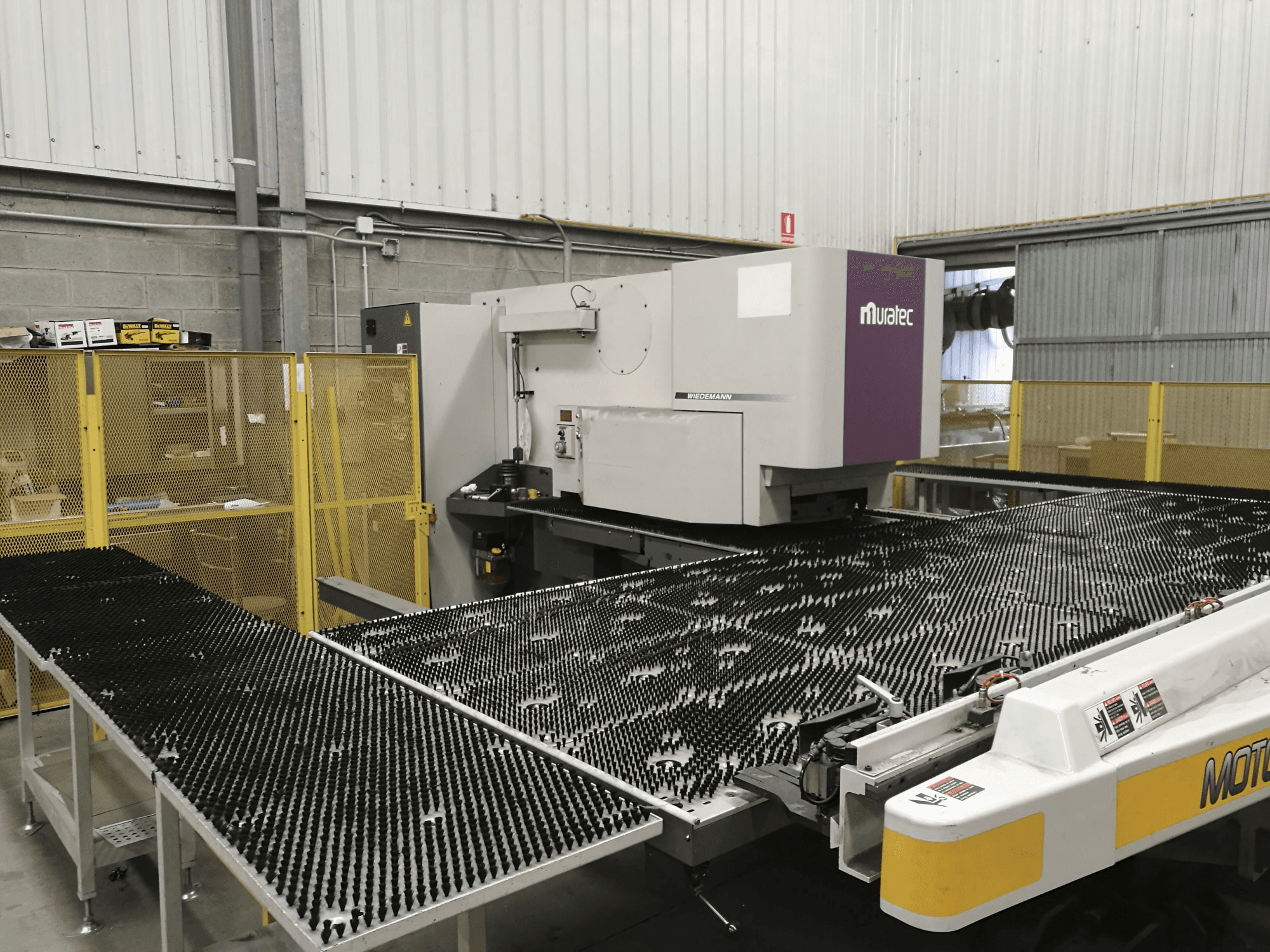 Linke Ansicht der Murata Wiedemann M-2558-T Maschine