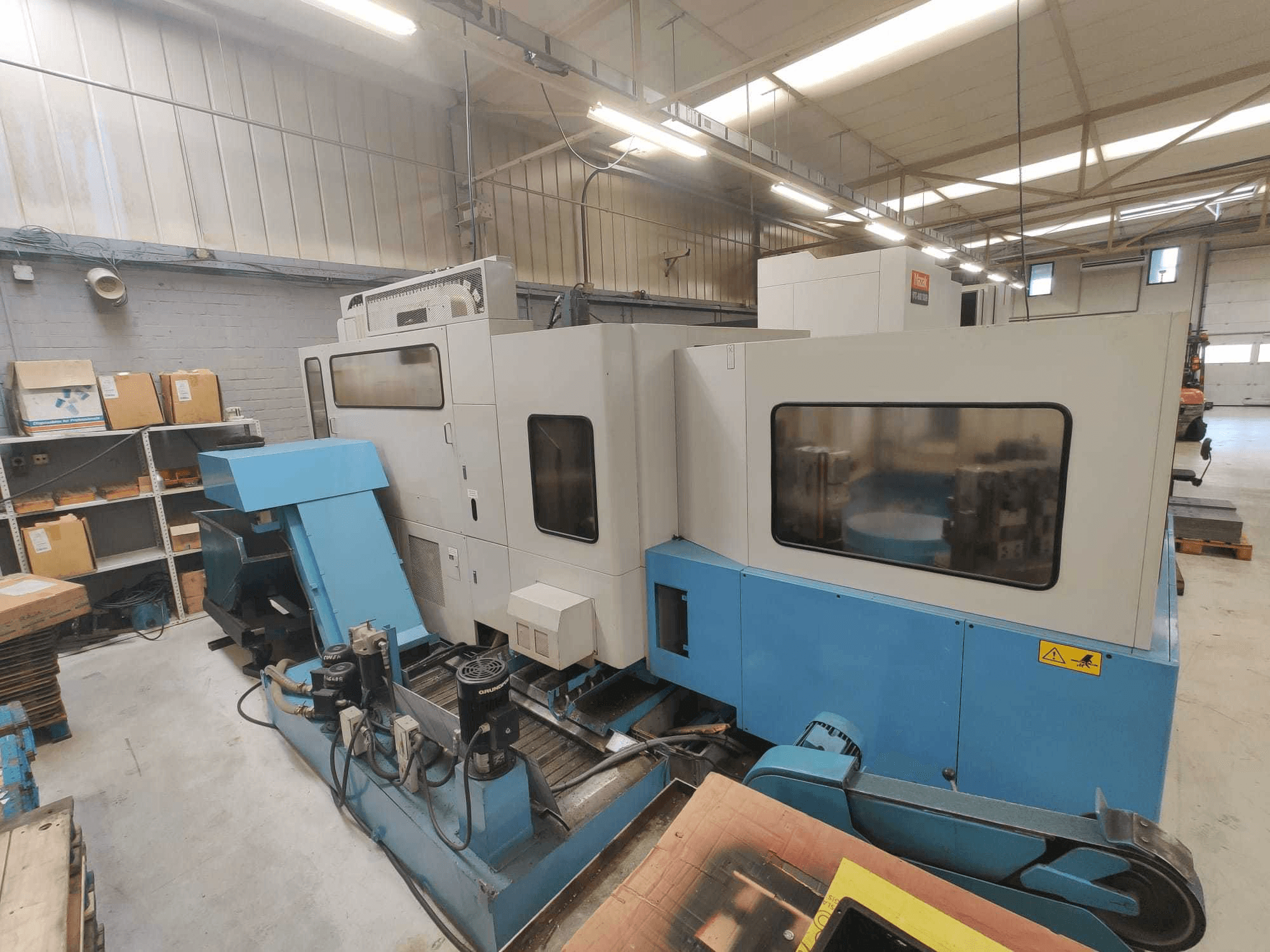 Frontansicht der Mazak H400 Maschine