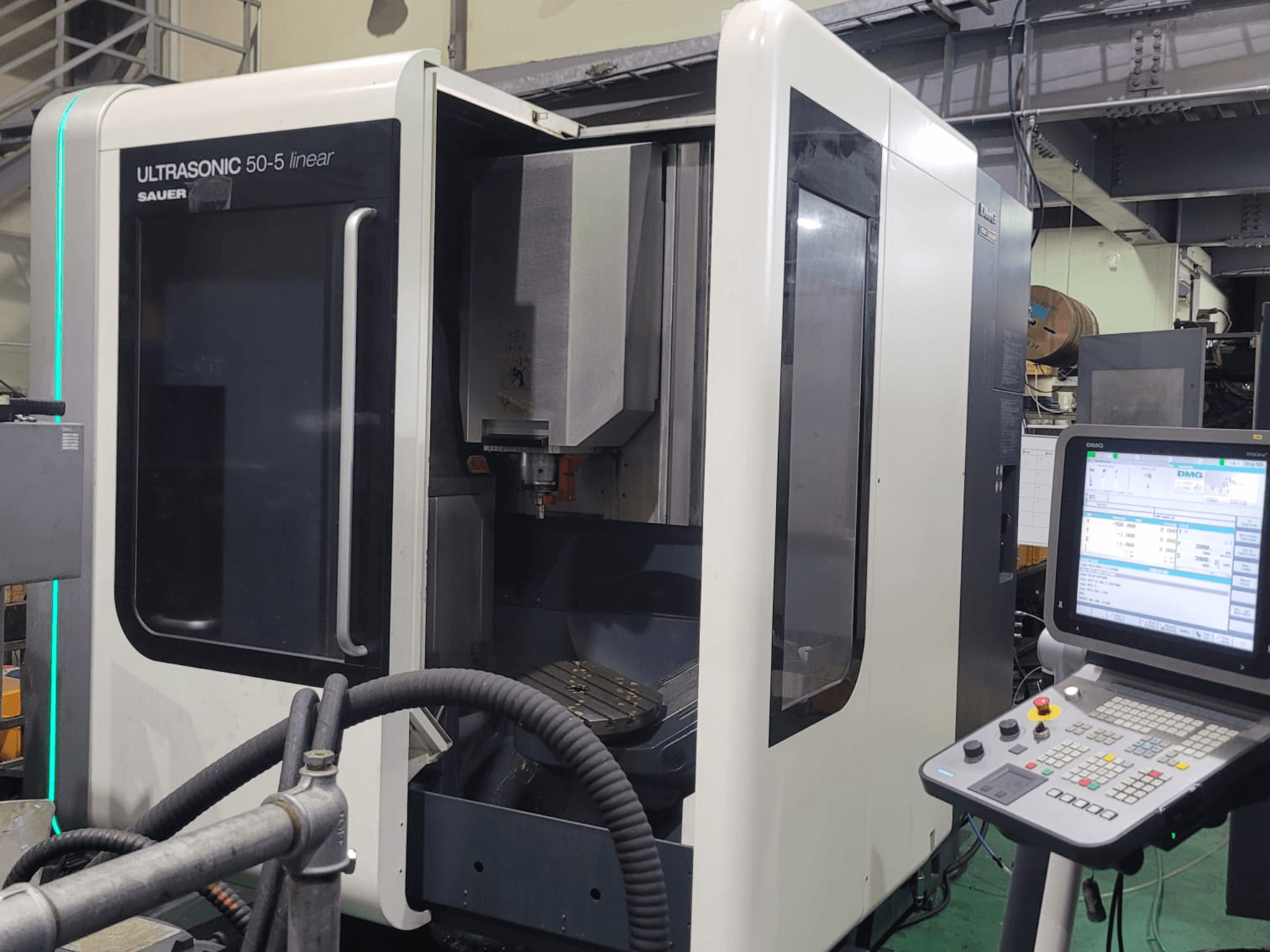 DMG ULTRASONIC 50-5 Linear-Universal-Bearbeitungszentrum, Frontansicht mit Bedienfeld und sichtbarem Arbeitsraum.