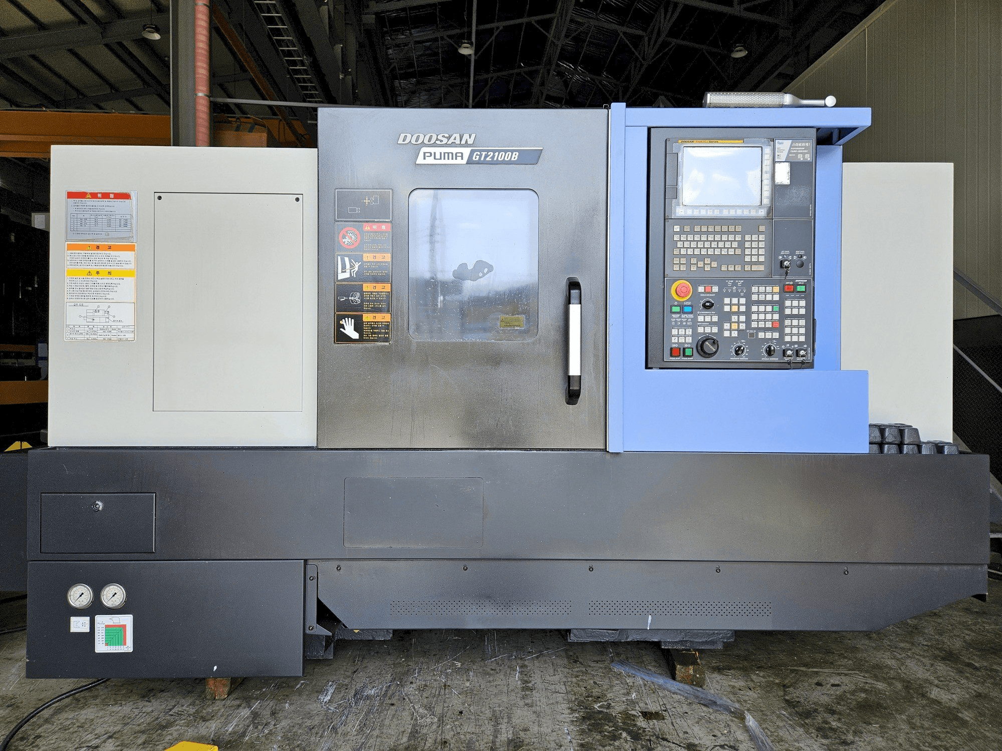 Frontansicht der DOOSAN GT2100B Maschine