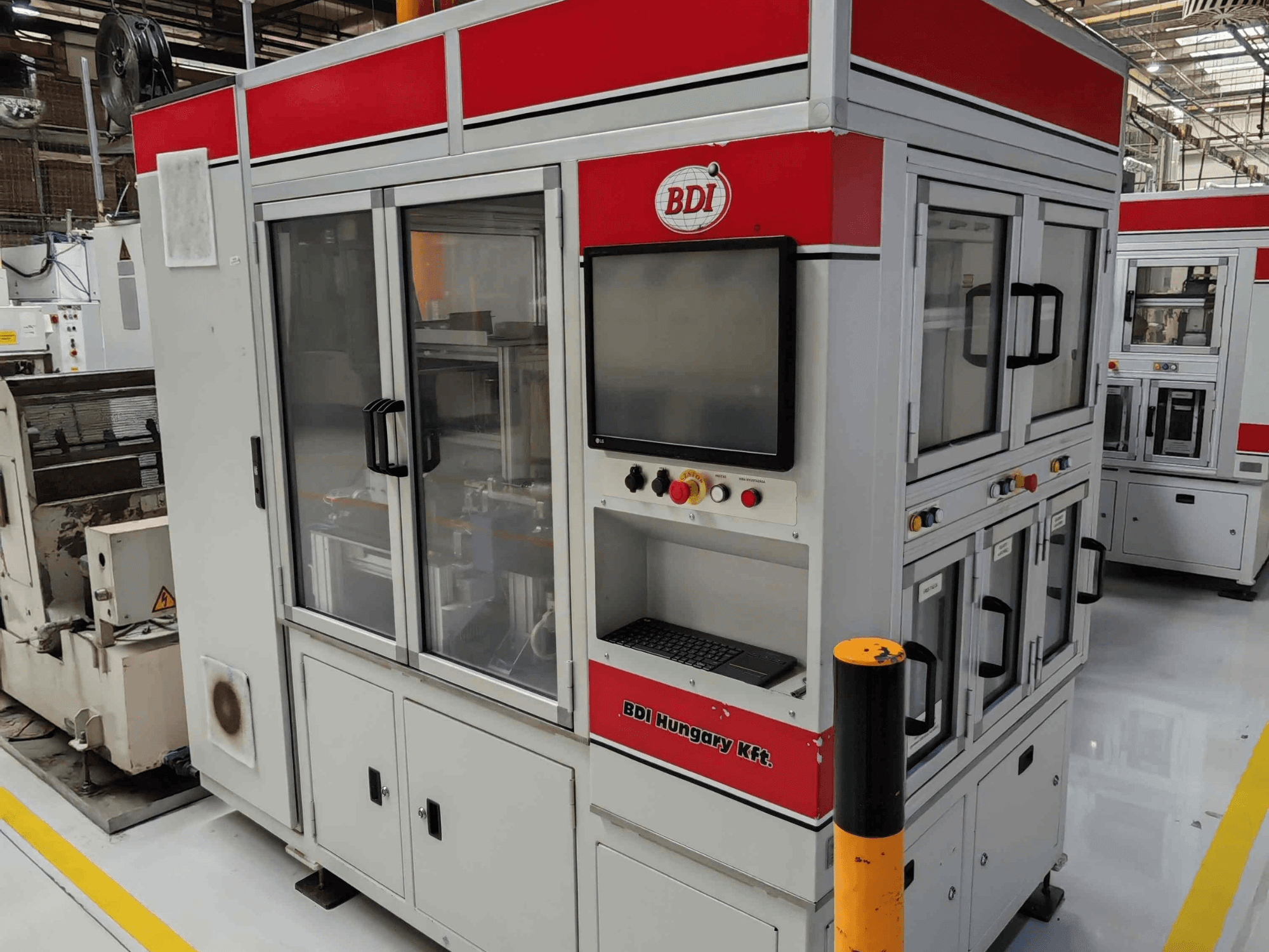 Zylinderschleifmaschine von Estarta, Modell 318 MV, Vorderansicht mit Bedienfeld und Glastüren zur Einsichtnahme.