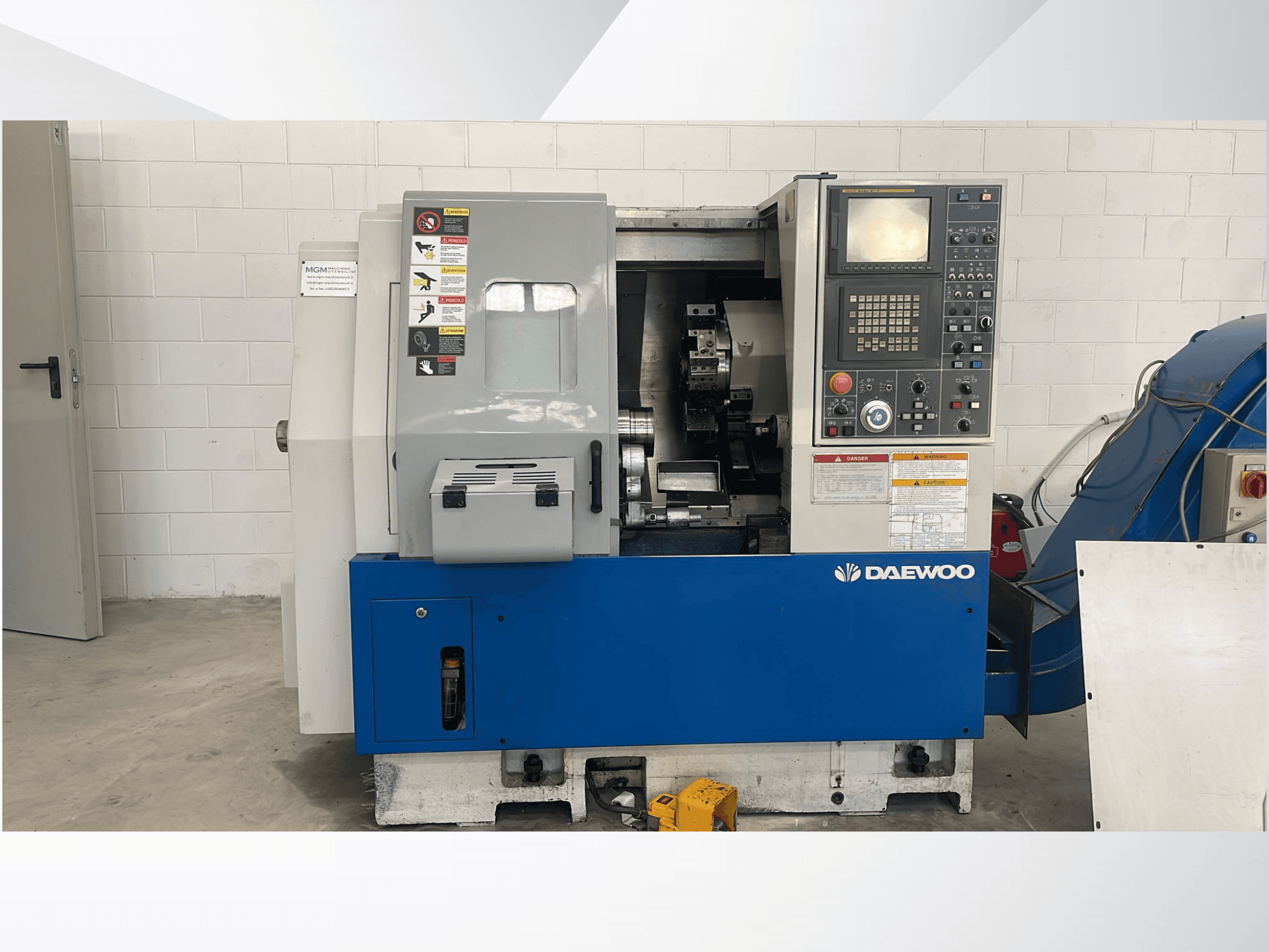 DAEWOO Lynx 210B Horizontal-Drehmaschine in der Vorderansicht, mit Bedienfeld und sichtbaren Maschinen.