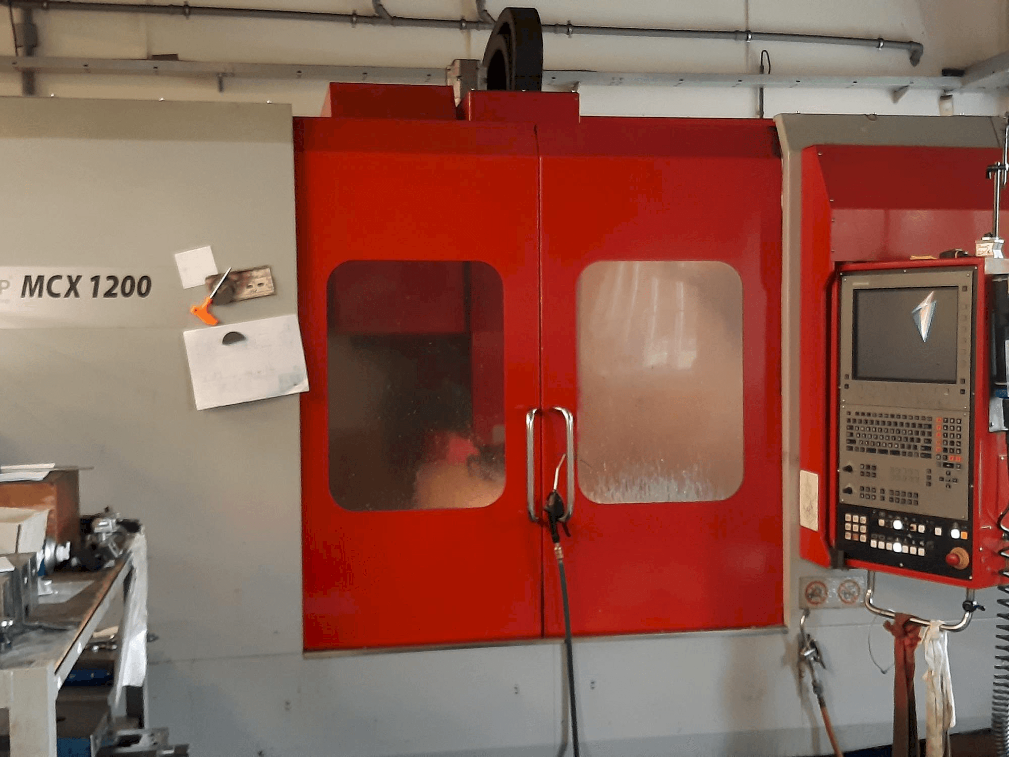 Frontansicht der EMCO MCX 1200 Maschine