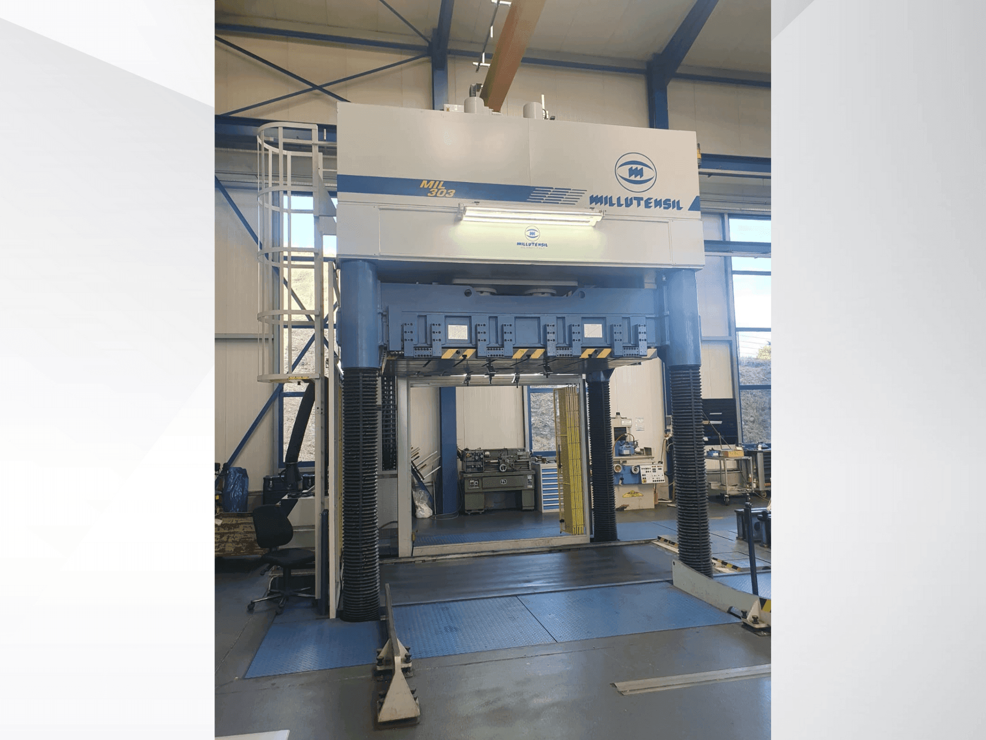 Frontansicht der MILLUTENSIL Mil 303 Maschine