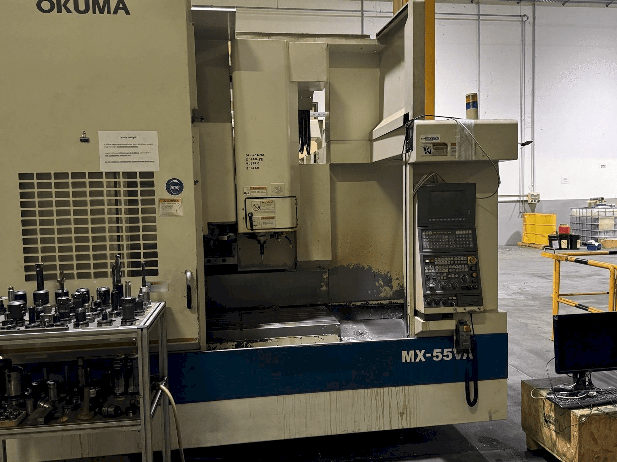 Frontansicht der Okuma MX55-VA Maschine