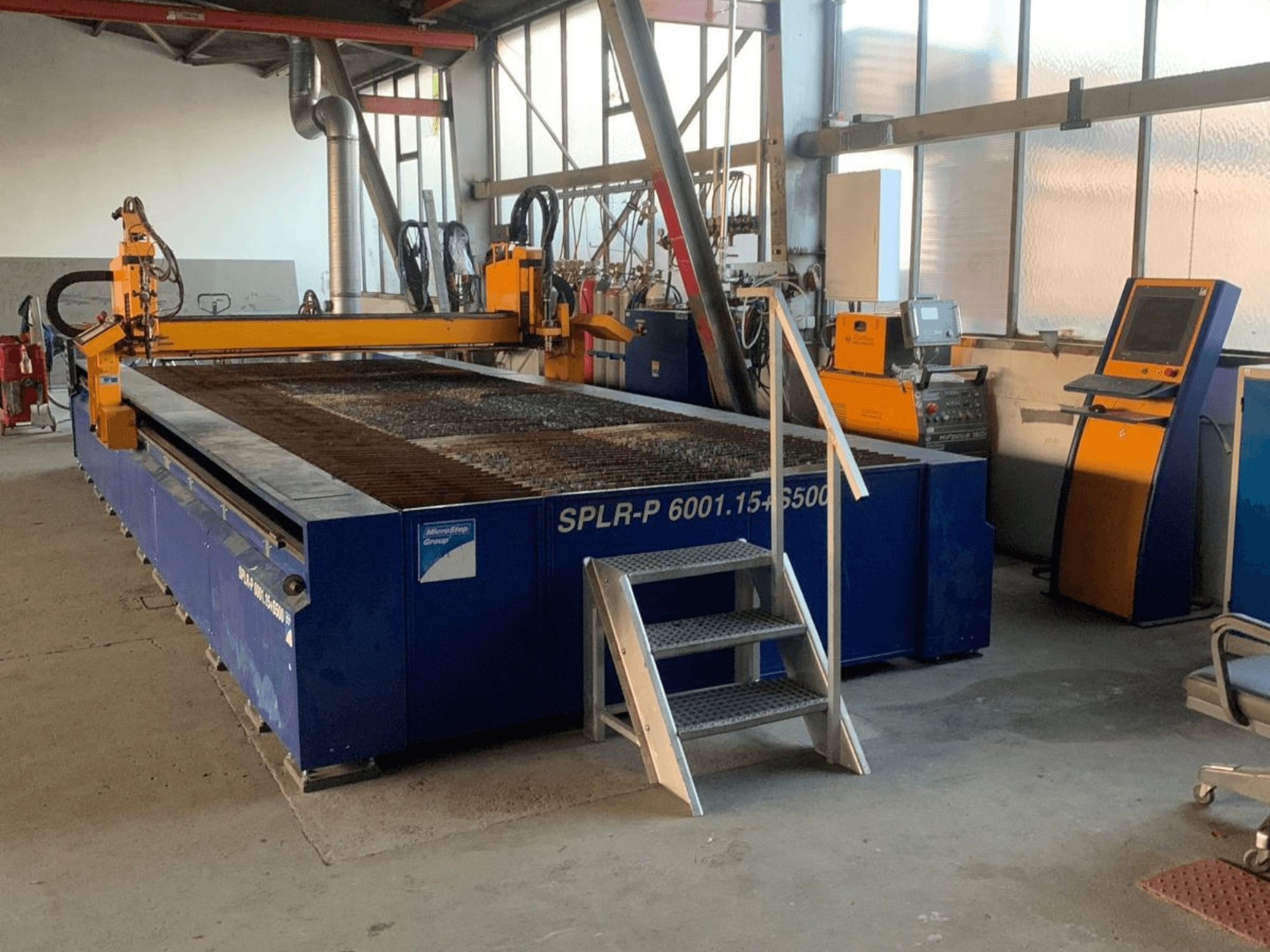 Die Plasmaschneidemaschine MicroStep SPLR-P in einer Werkstattansicht, ausgestattet mit einem Metallschneidetisch und einem Bedienfeld.