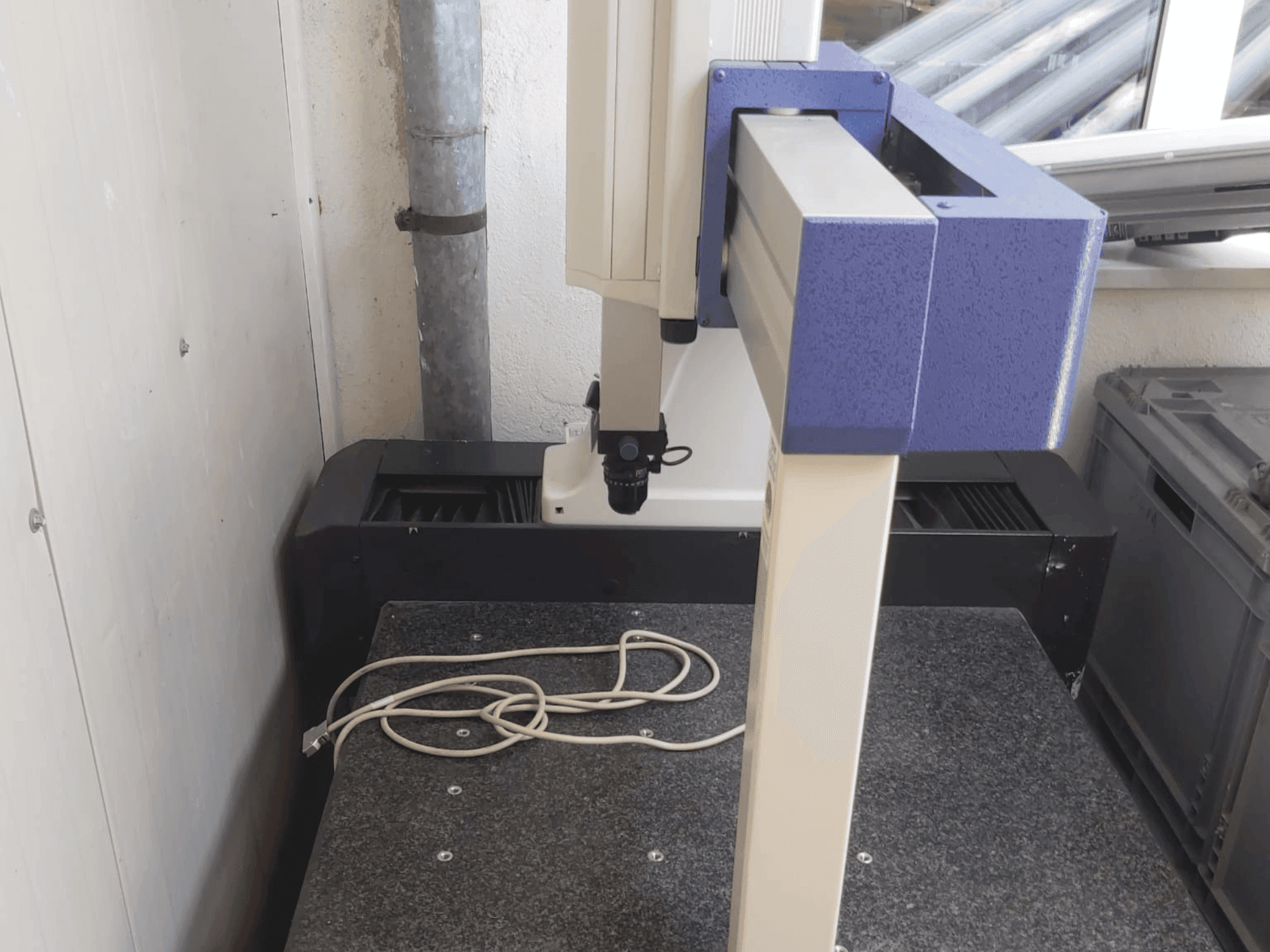 Frontansicht der Mitutoyo Crysta-Plus M443 Maschine