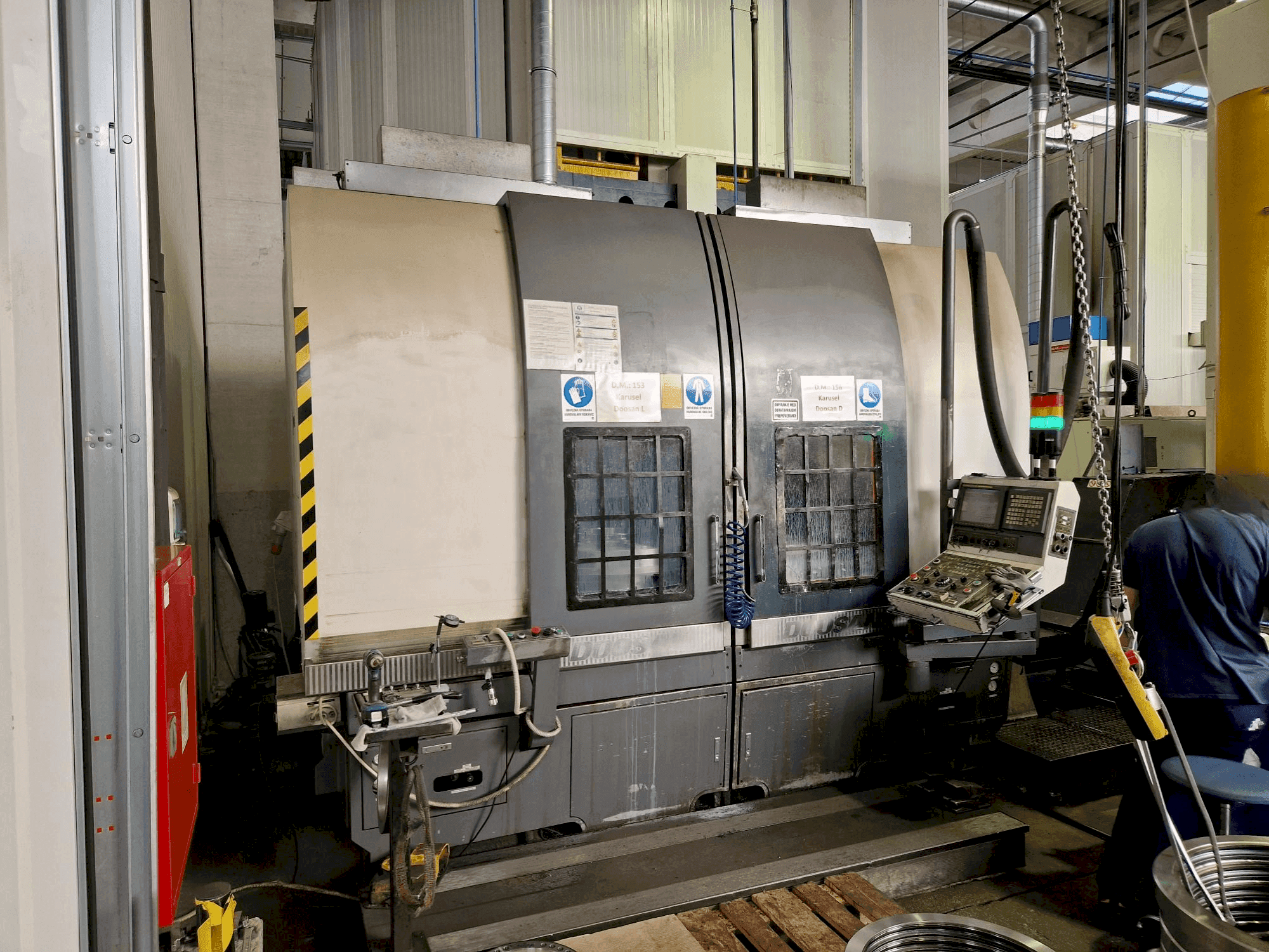 Frontansicht der DOOSAN V740T Maschine