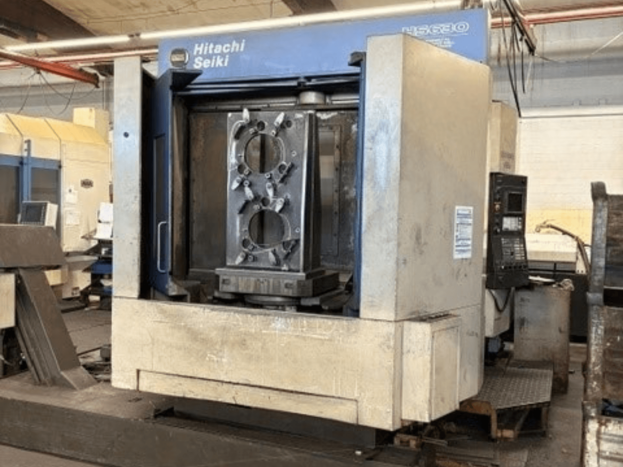 Horizontales Bearbeitungszentrum Hitachi Seiki HS630, Vorderansicht mit Werkstück und Bedienfeld.