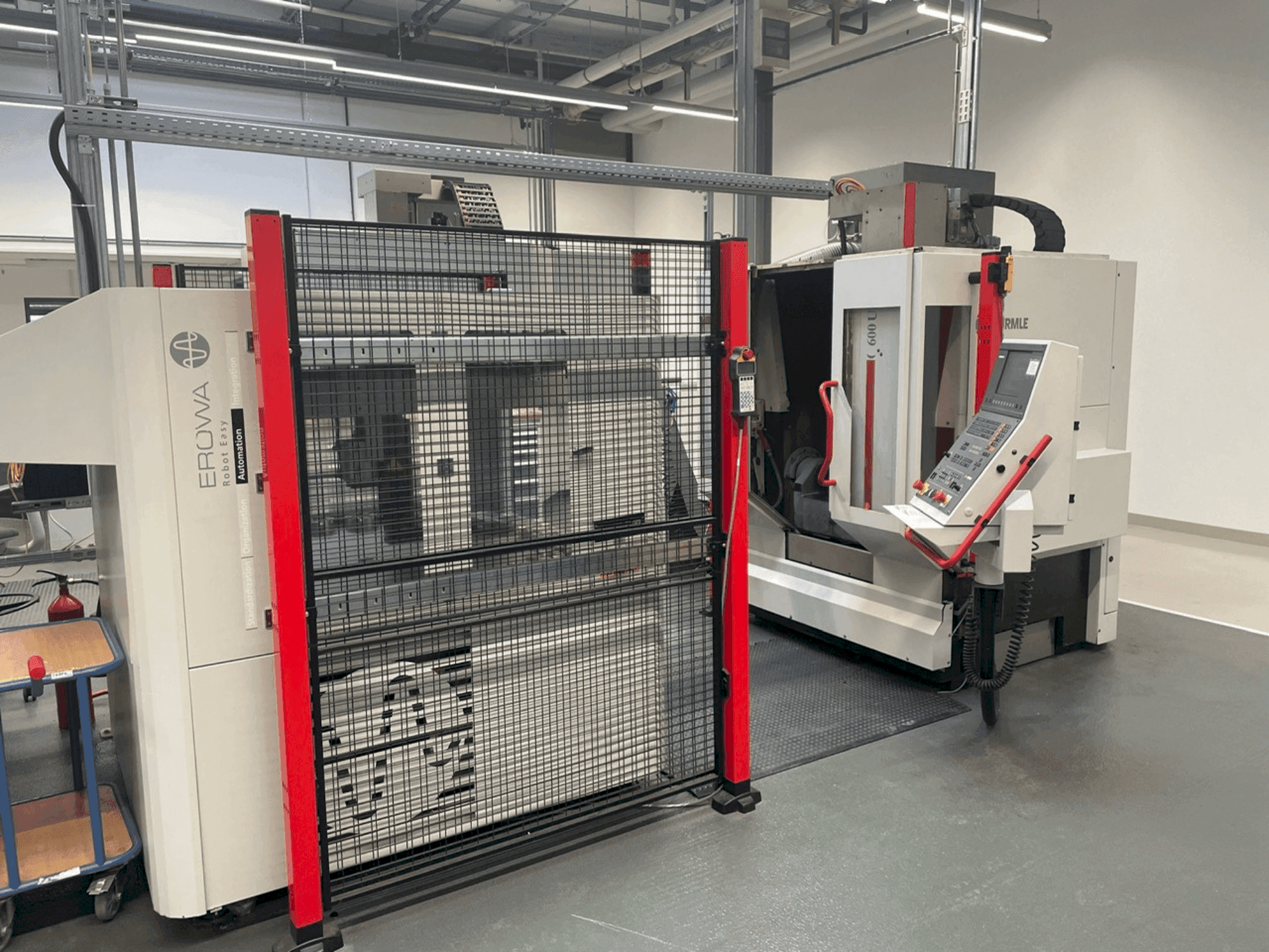 Frontansicht der HERMLE C 600-U + EROWA Robot easy automation Maschine