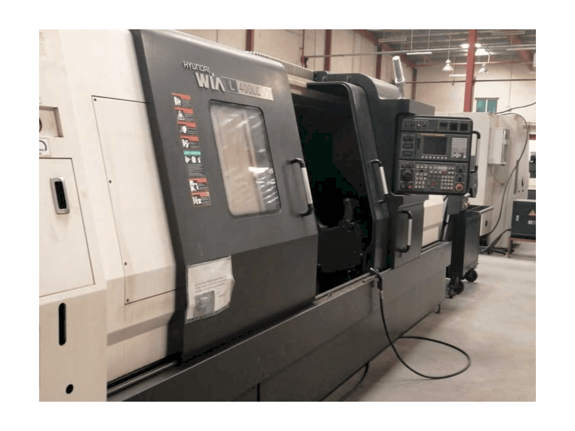 Linke Seitenansicht der Hyundai Wia L400LC Maschine