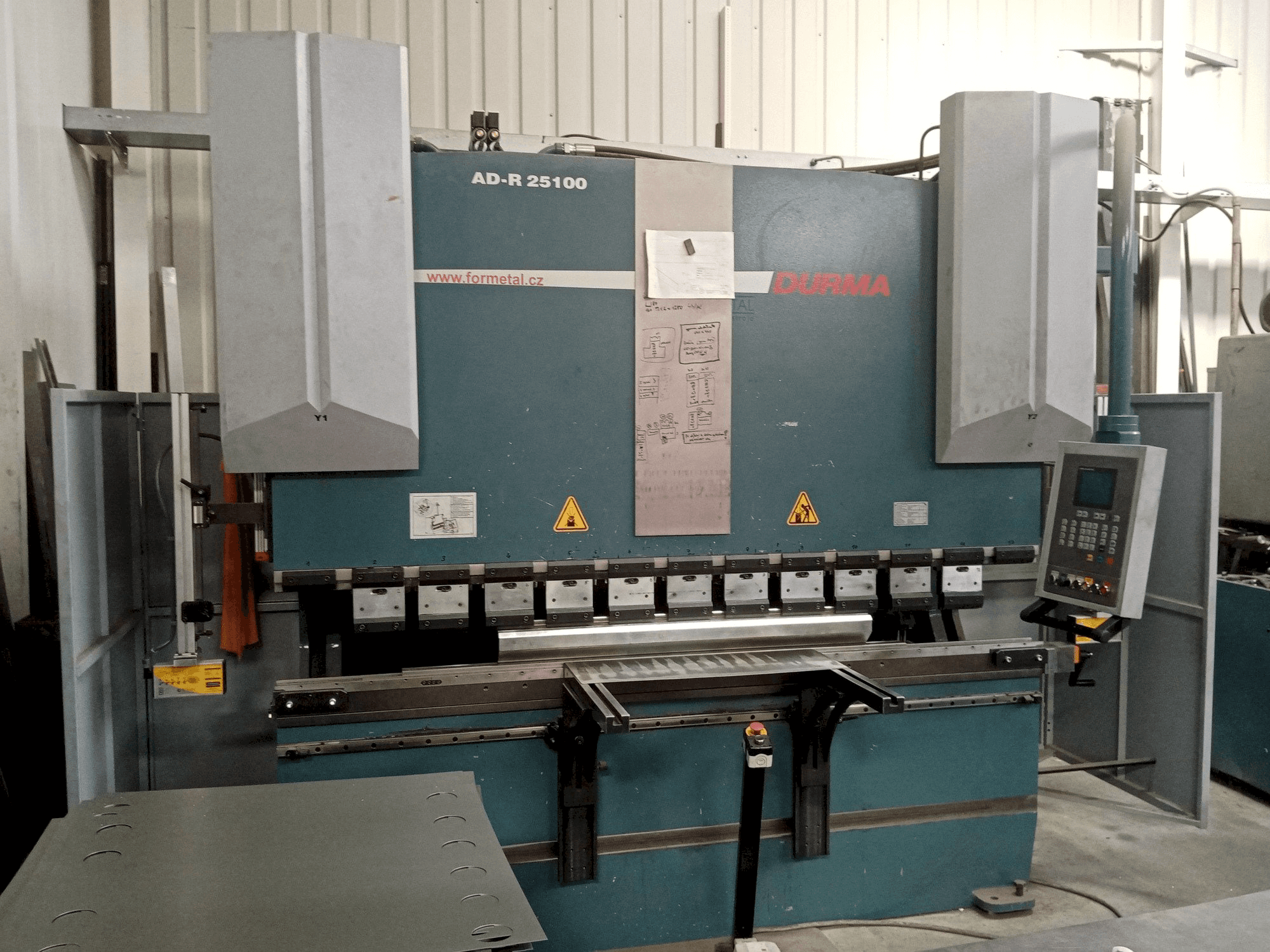 Frontansicht der Durma AD-R 25100 Maschine