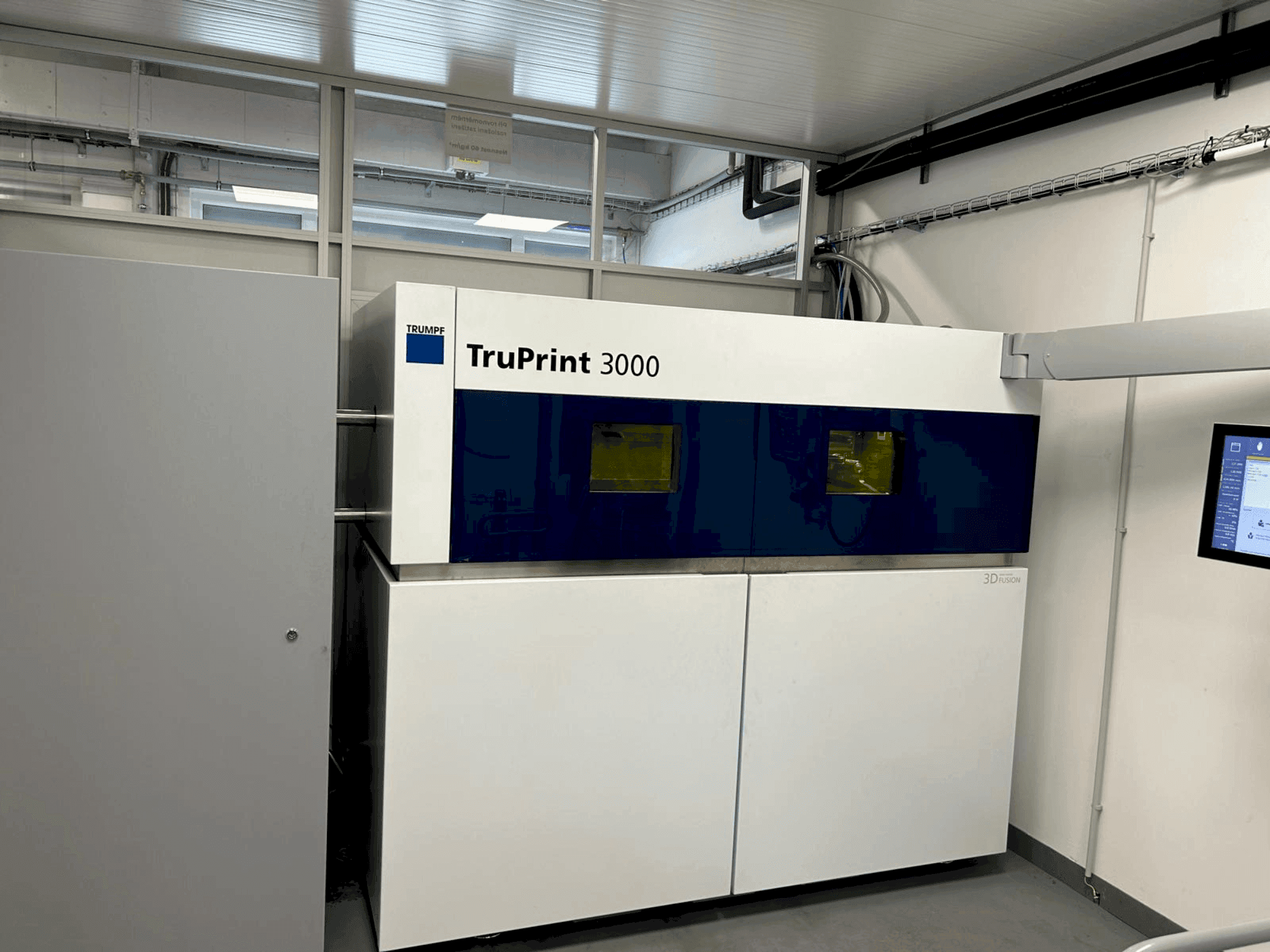Frontansicht der TRUMPF TruPrint 3000 Maschine