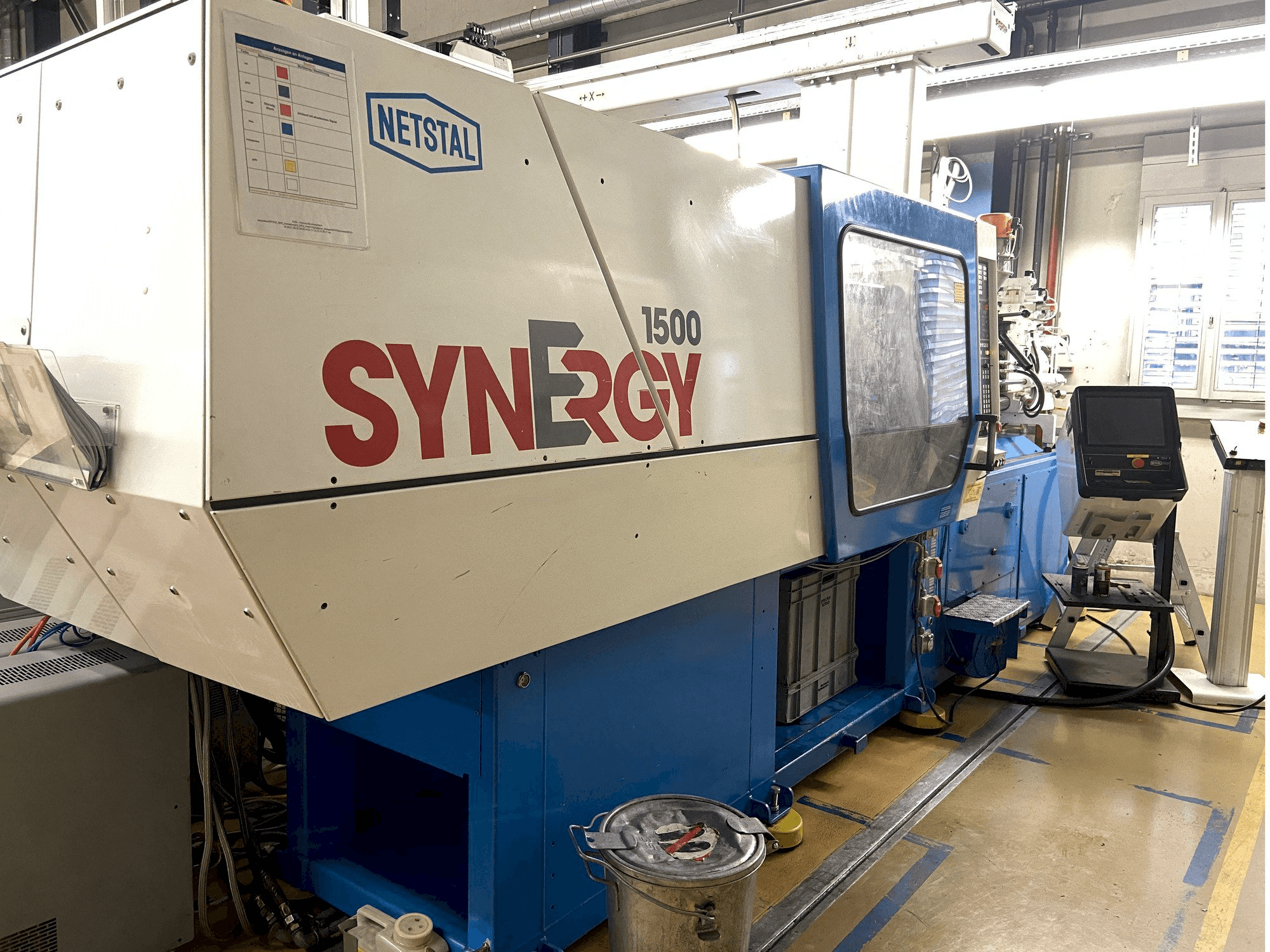 Frontansicht der Netstal SYNERGY 1500 K 460 Maschine