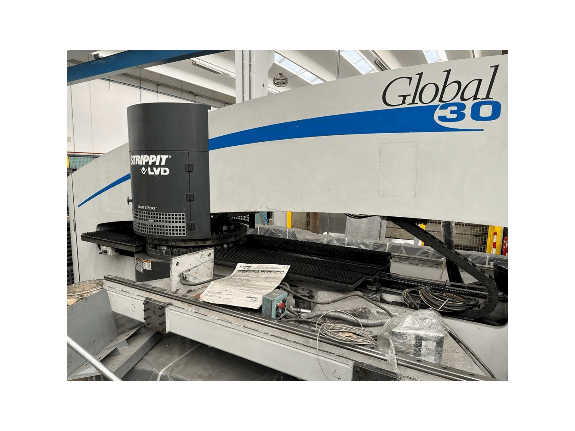 Frontansicht der LVD Strippit Global 30 1525 Maschine