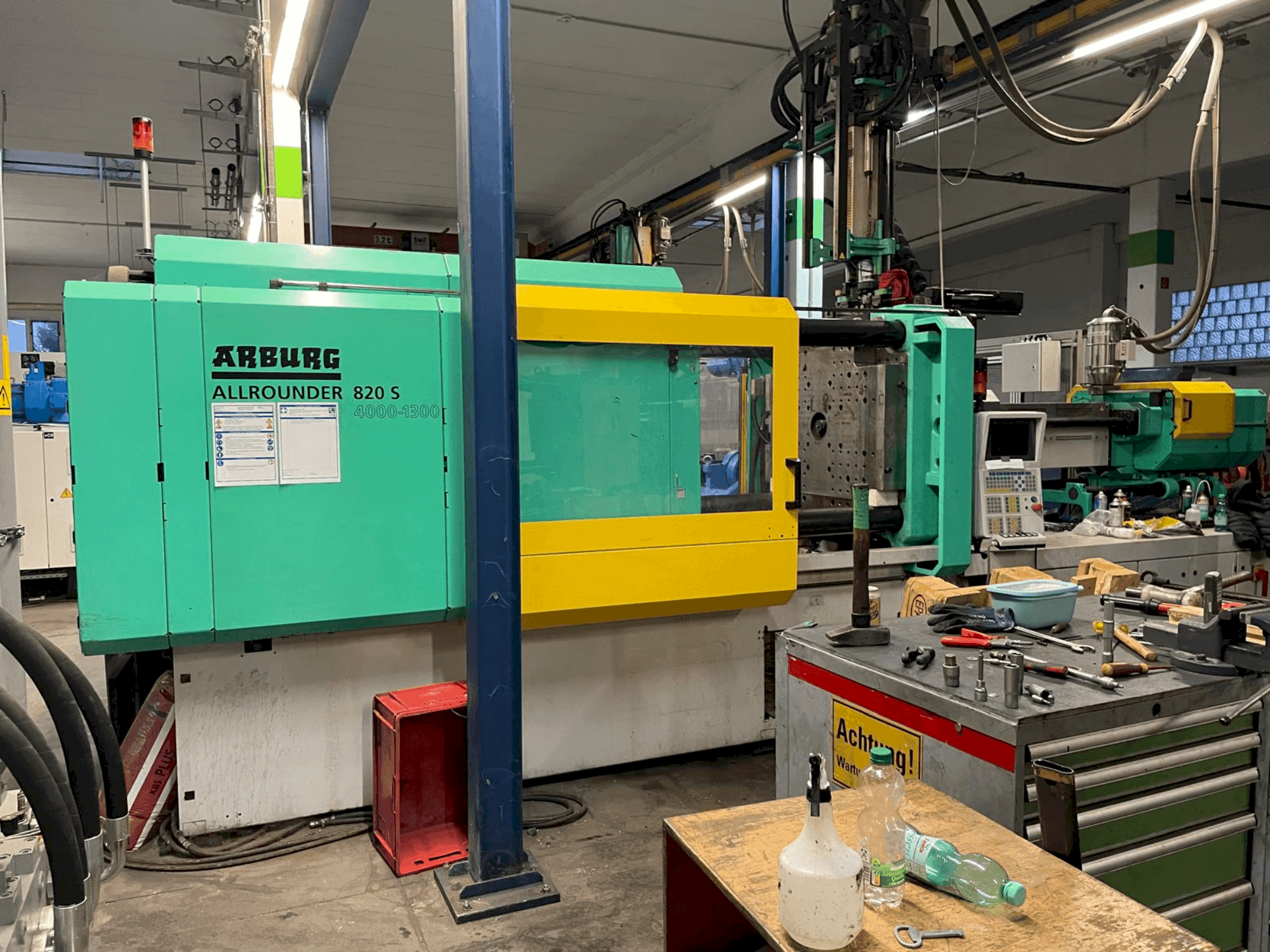 Frontansicht der Arburg Allrounder 820 S 4000-1300/350 Maschine