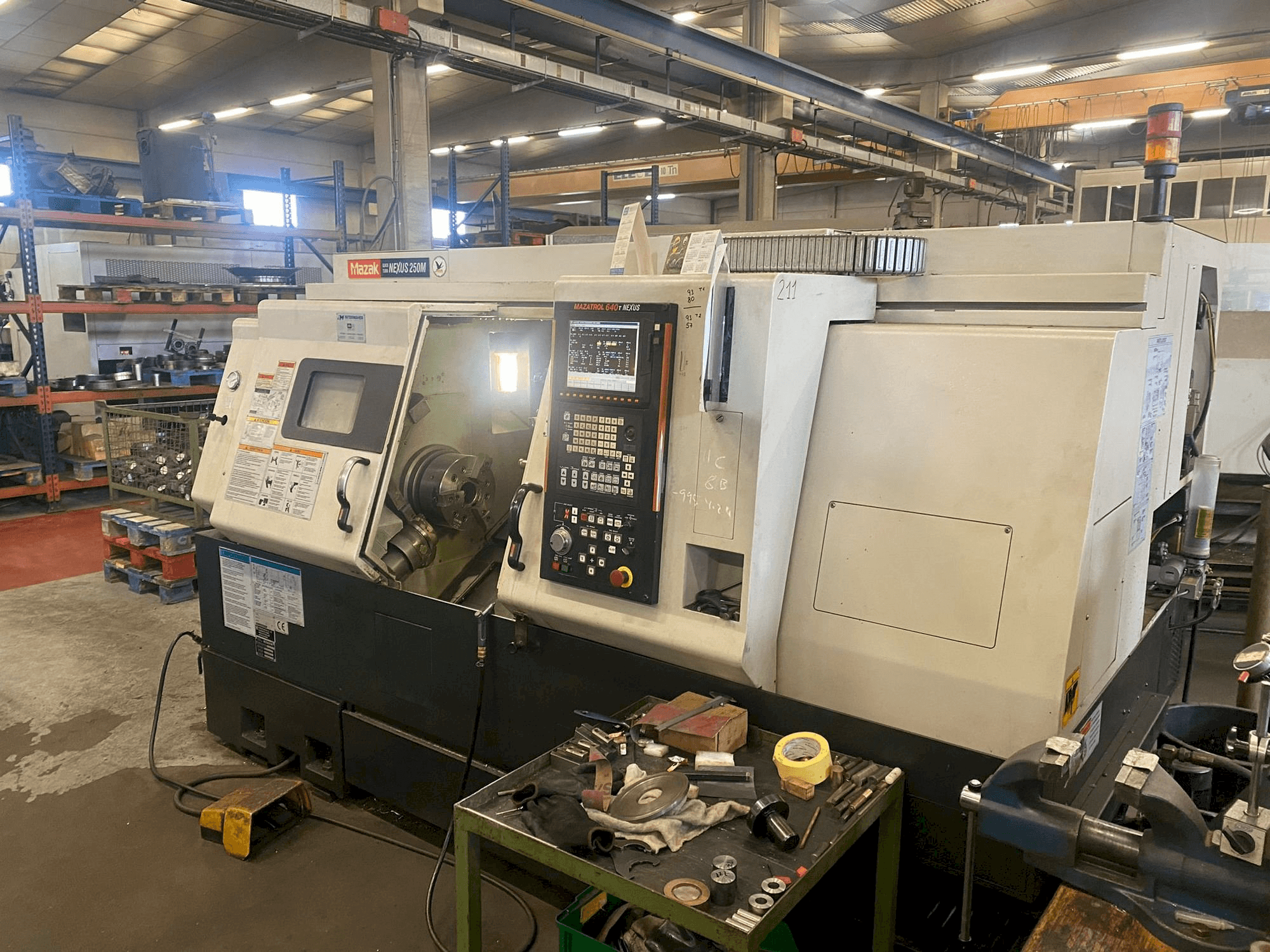 Frontansicht der Mazak QTN-250M Maschine