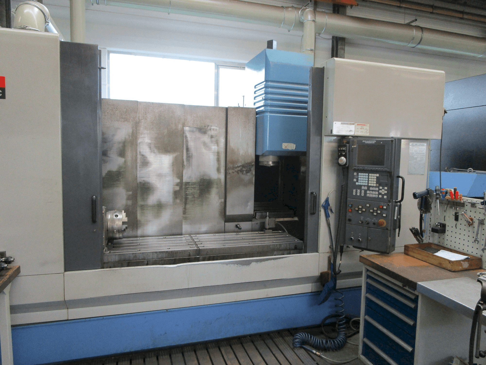 Frontansicht der Mazak VTC 200 C Maschine