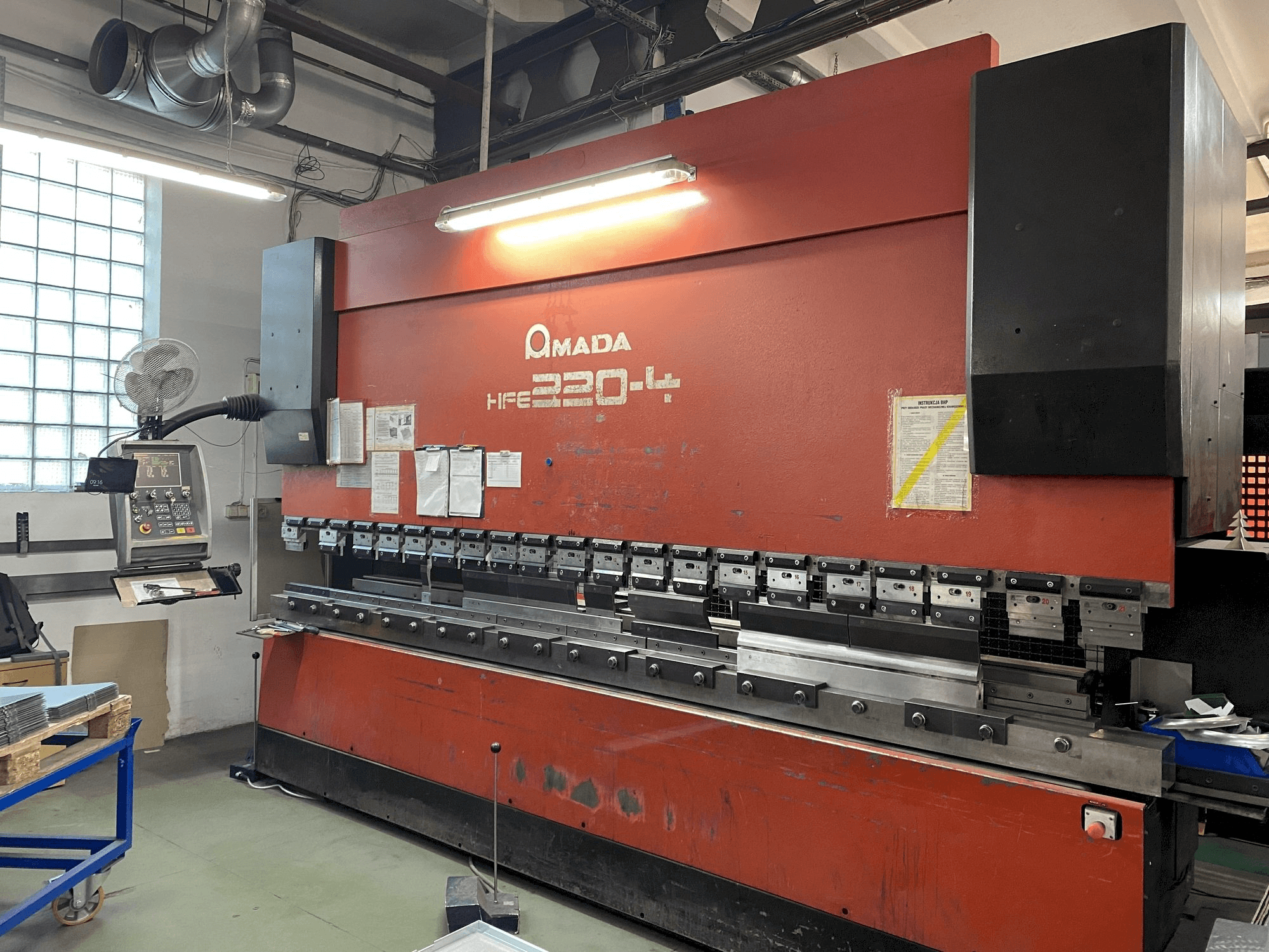 Frontansicht der AMADA HFE 220-4 Maschine