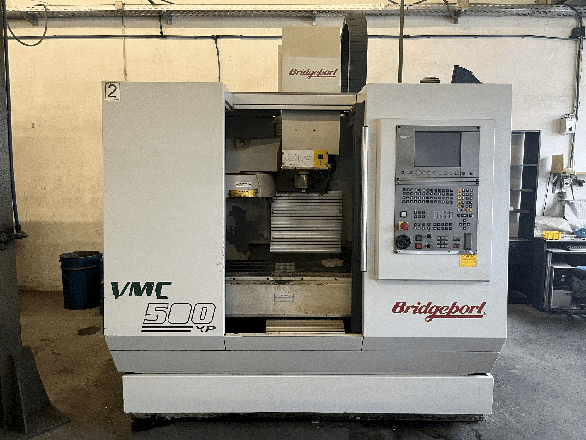 Frontansicht der Bridgeport VMC500XP Maschine