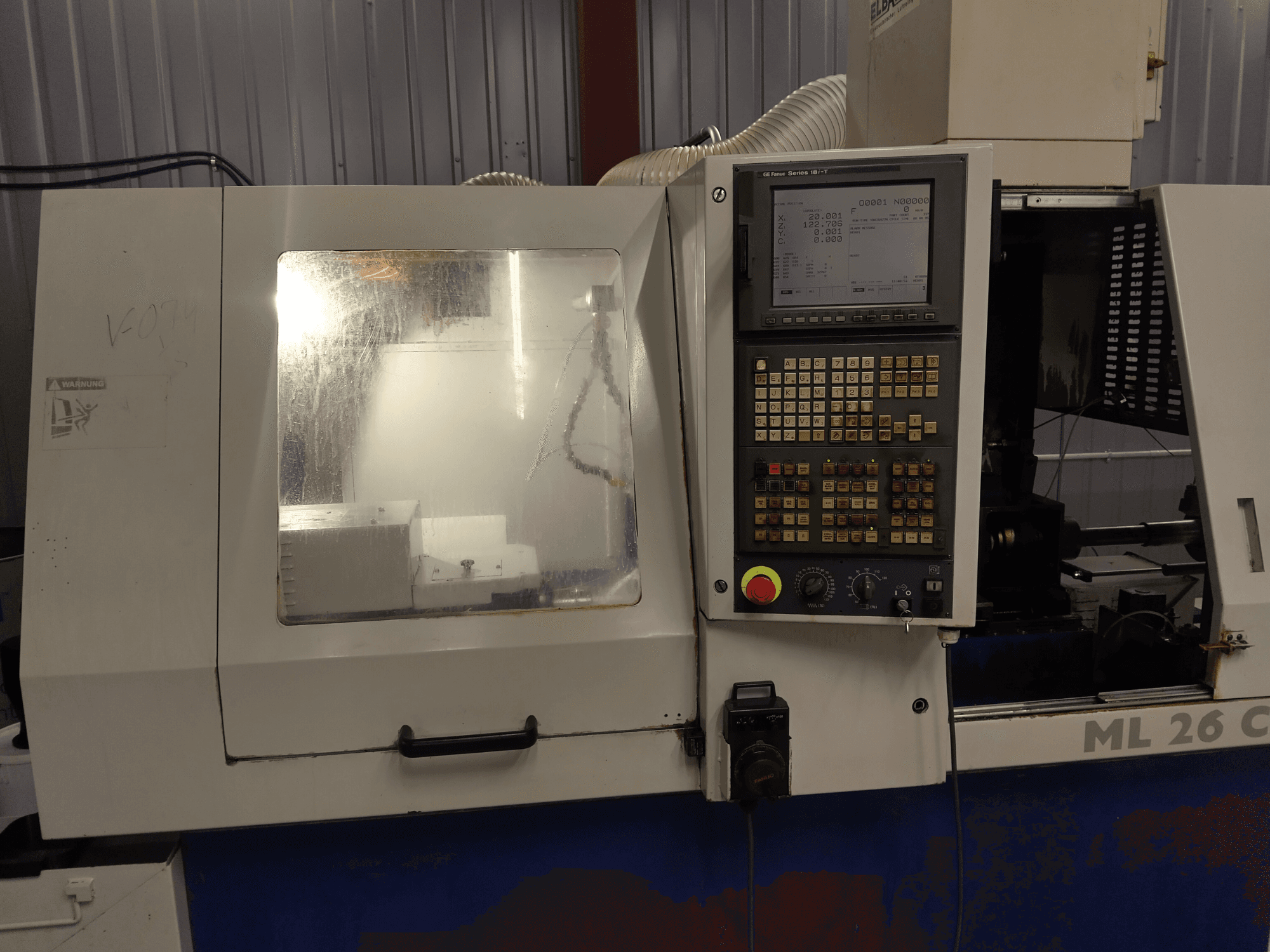 Maier ML 26 C1 (Schweizer Typ) Drehmaschine, Vorderansicht, mit Bedienfeld und Bearbeitungsbereich mit durchsichtiger Schutzabdeckung.