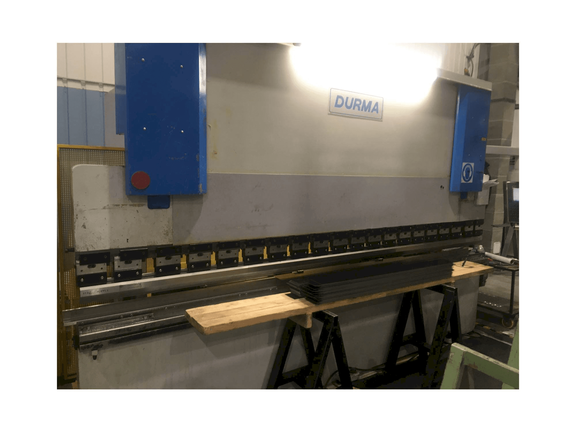 Frontansicht der Durma CNC HAP 40160 175-4000 Maschine