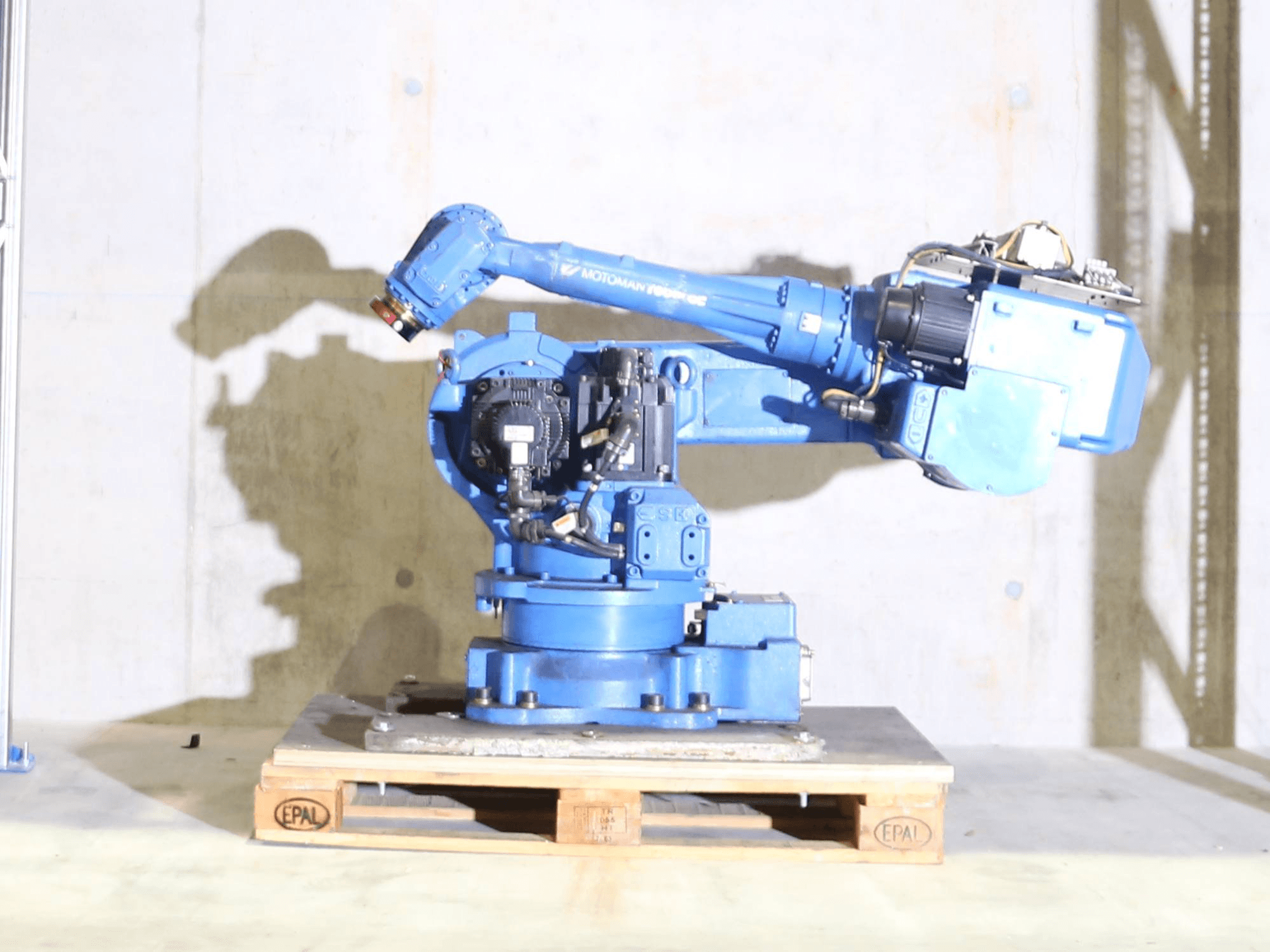 Linke Ansicht der Yaskawa Motoman UP50 Maschine