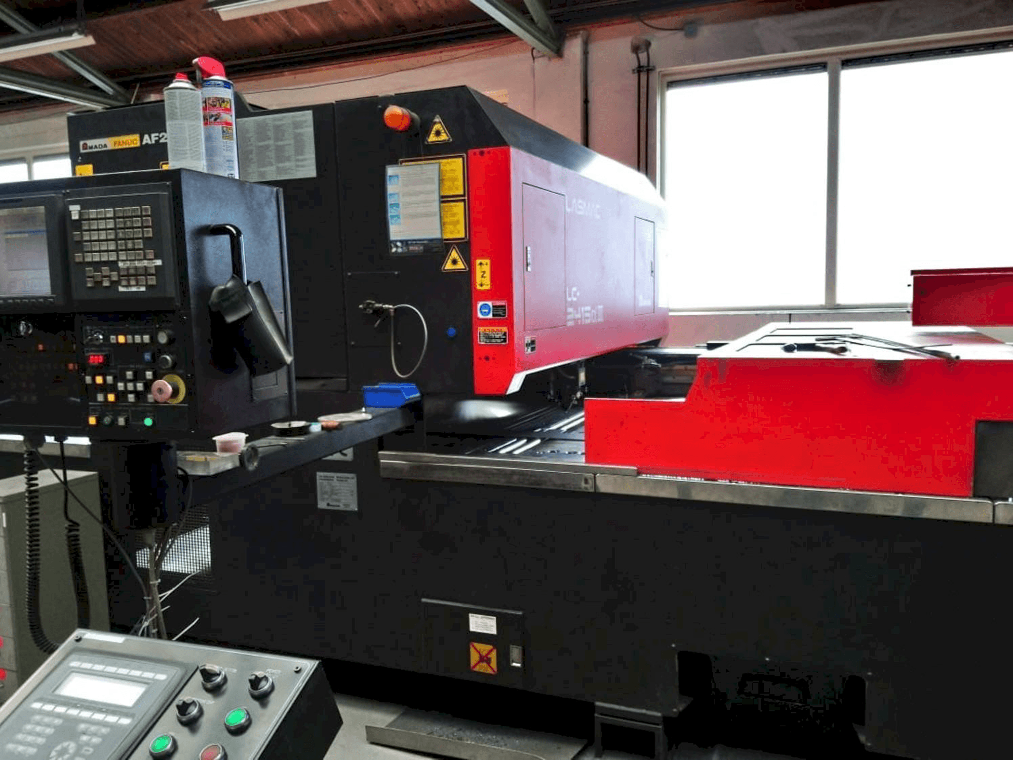Frontansicht der AMADA LC2415 ALPHA III Maschine
