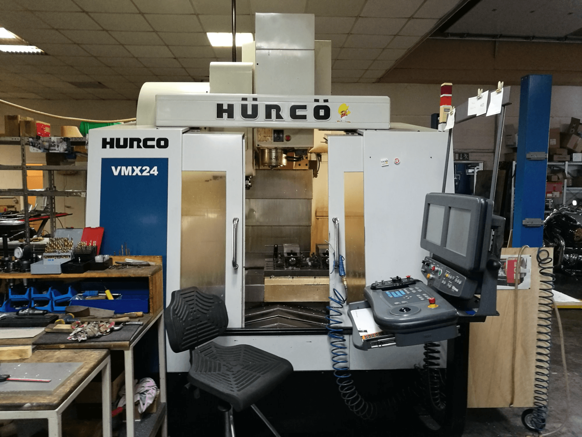 Frontansicht der Hurco VMX24 Maschine