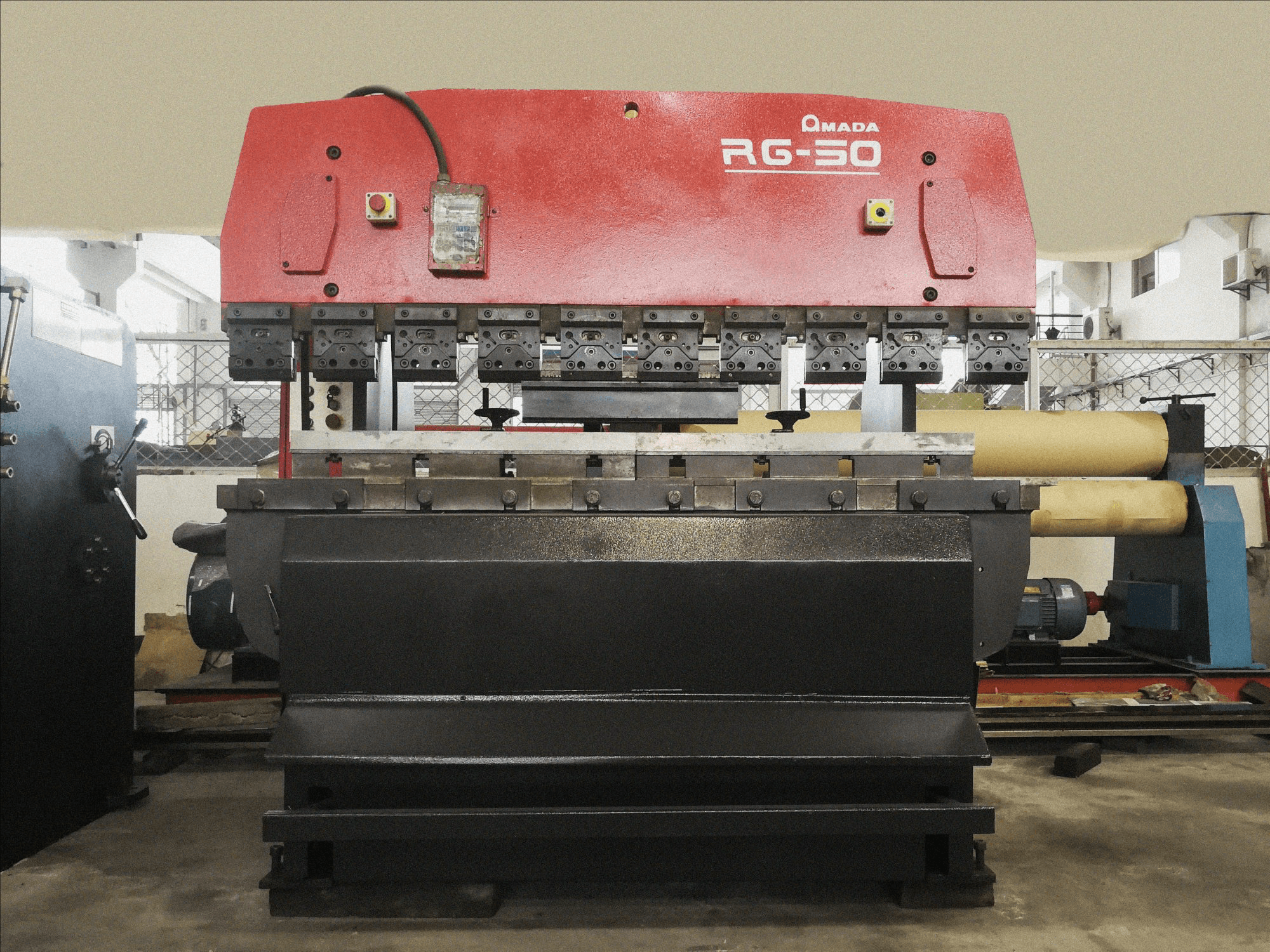 Frontansicht der AMADA RG-50 Maschine