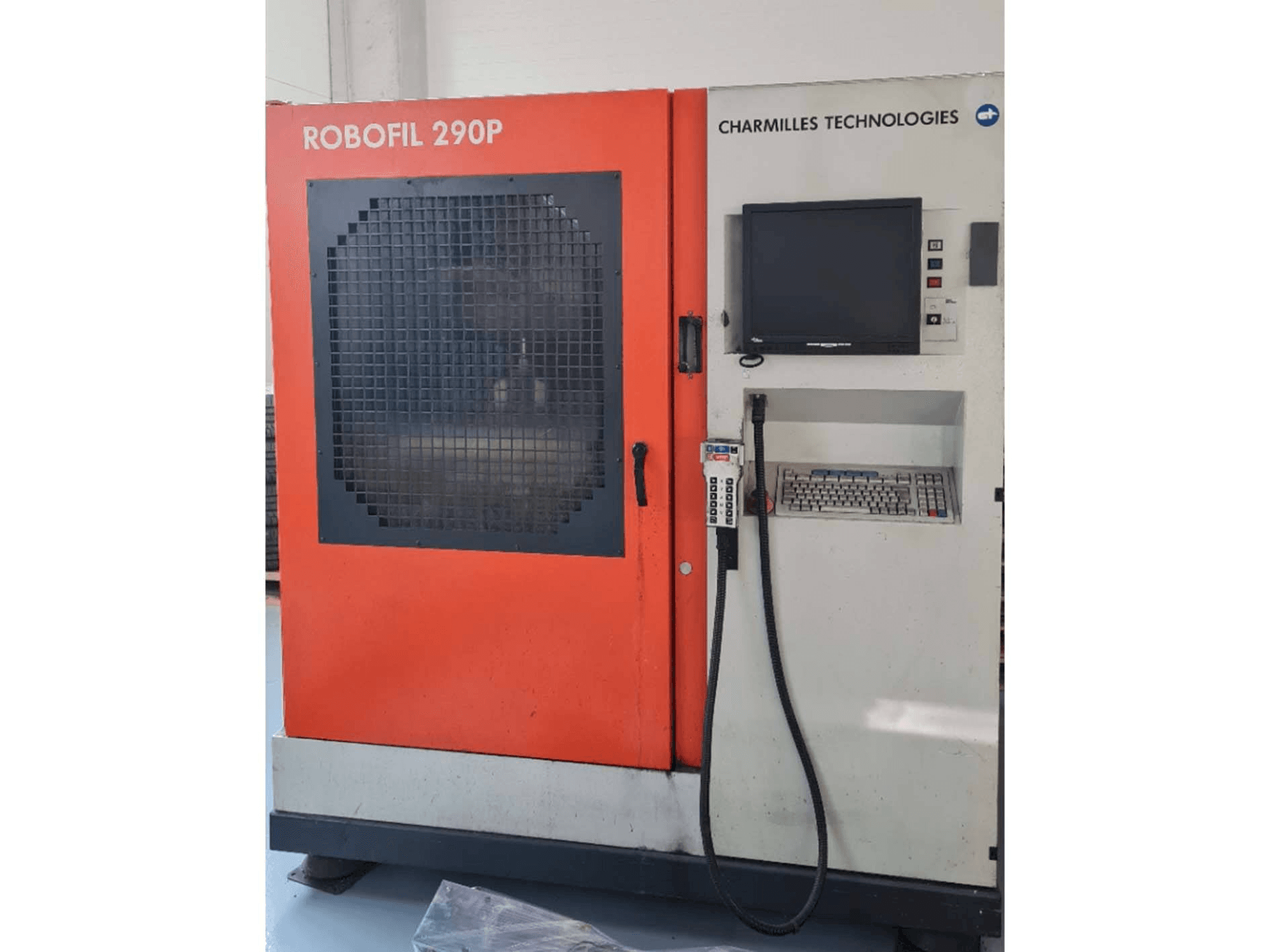 Frontansicht der CHARMILLES Robofil 290P Maschine