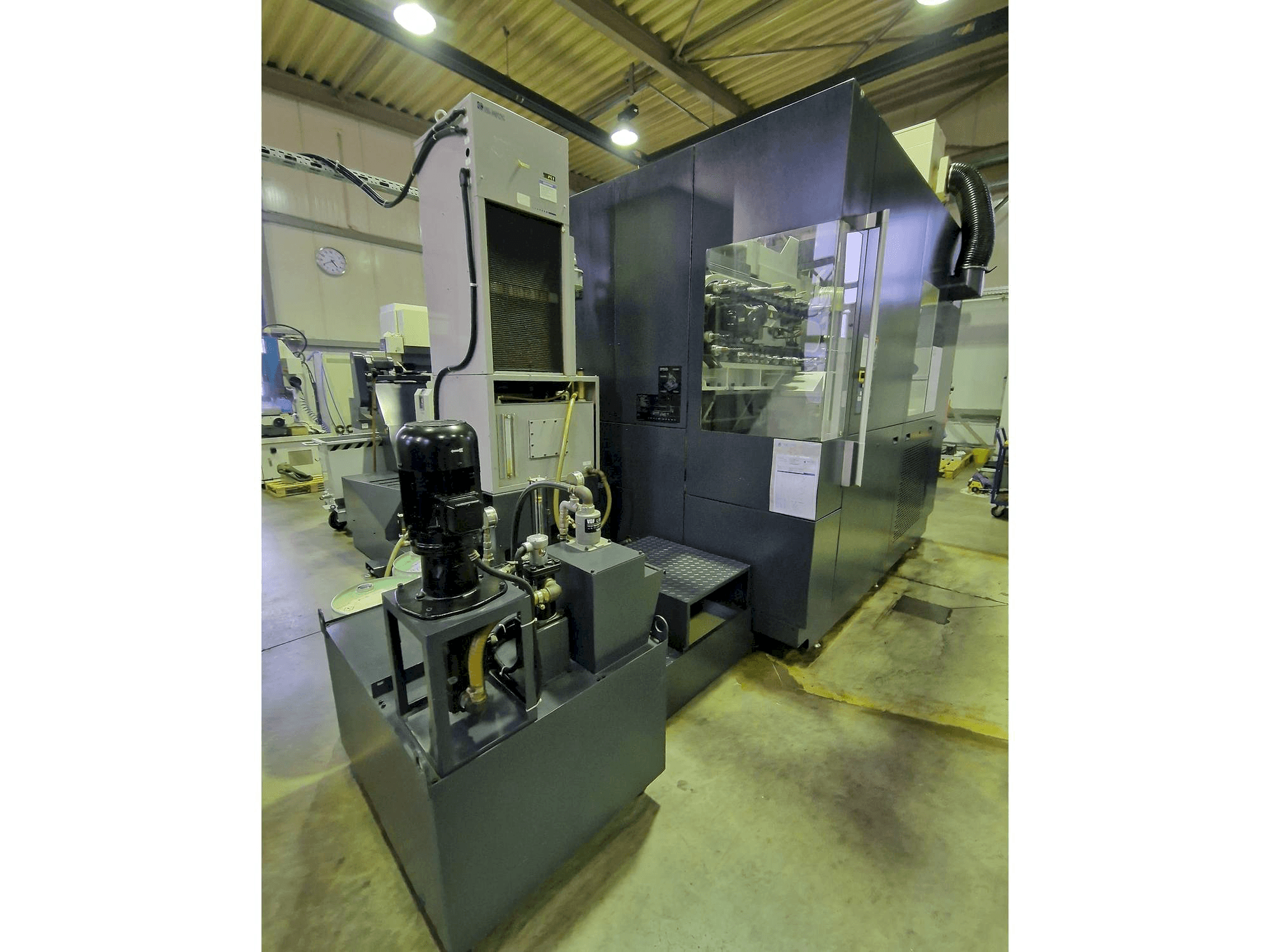 Frontansicht der Makino F9 Maschine