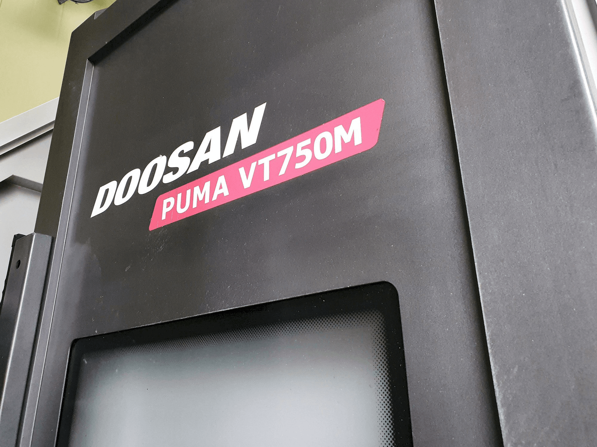 Frontansicht der Doosan PUMA VT750M Maschine