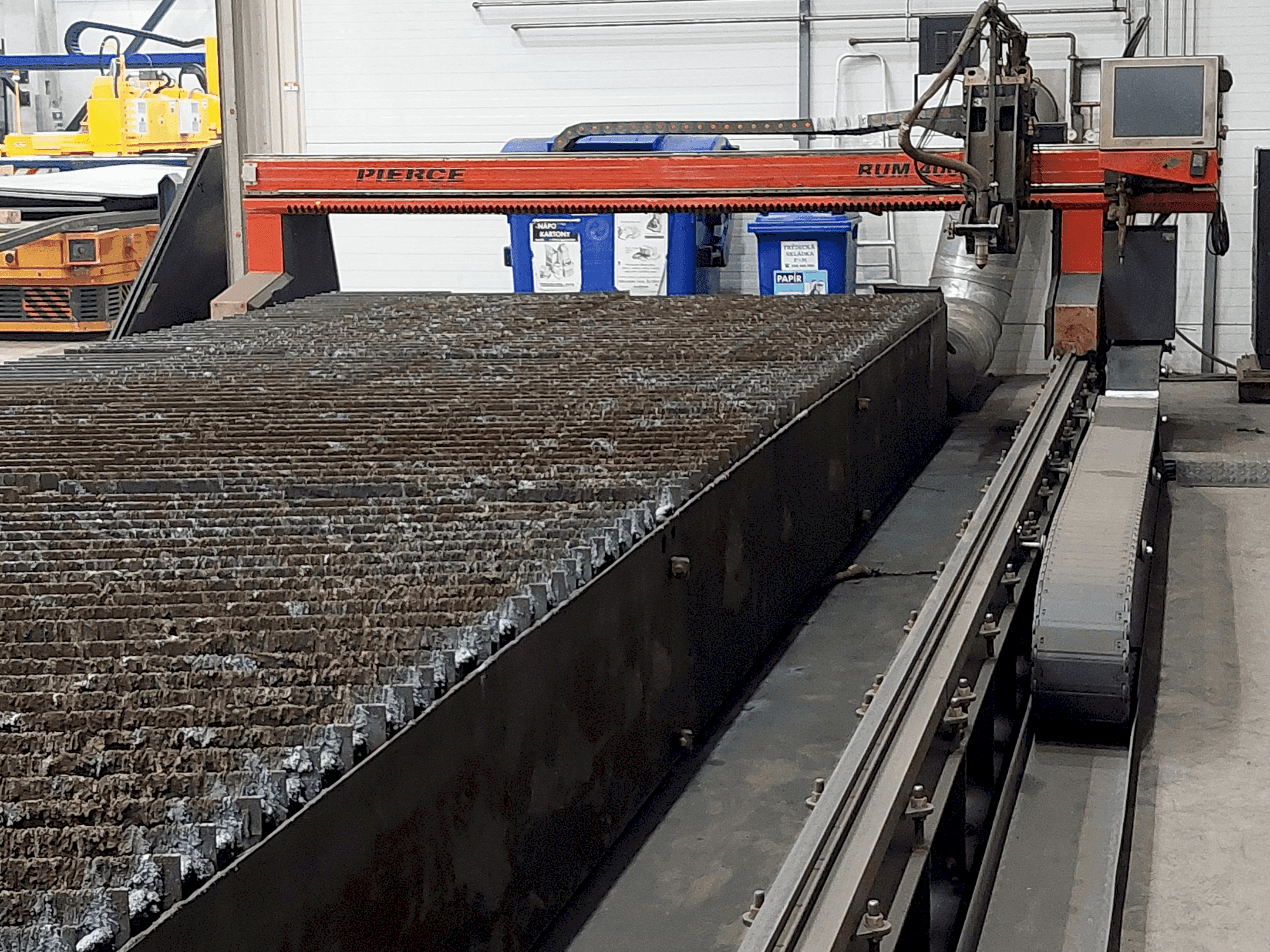 Frontansicht der PIERCE RUM 4000 GP Maschine
