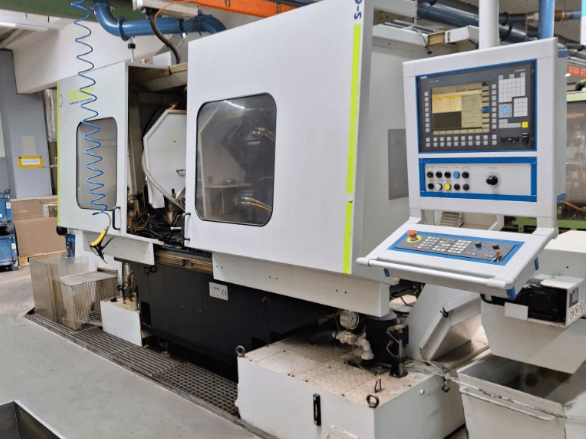 Industriefräse mit Bedienpult, Seitenansicht, mit Doppelkammern und sichtbaren Rohrleitungsanschlüssen.