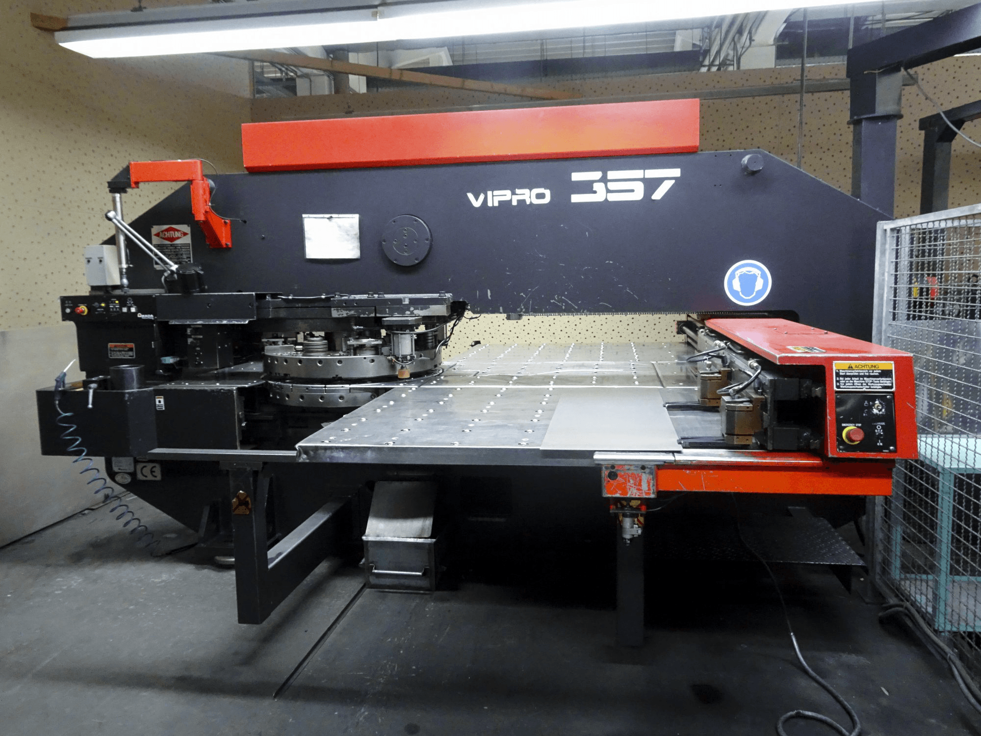 Frontansicht der AMADA Vipros 357 Maschine