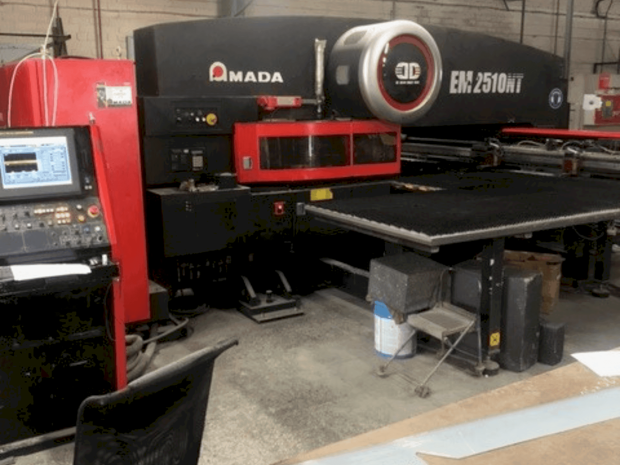 Frontansicht der AMADA EM2510NT Maschine