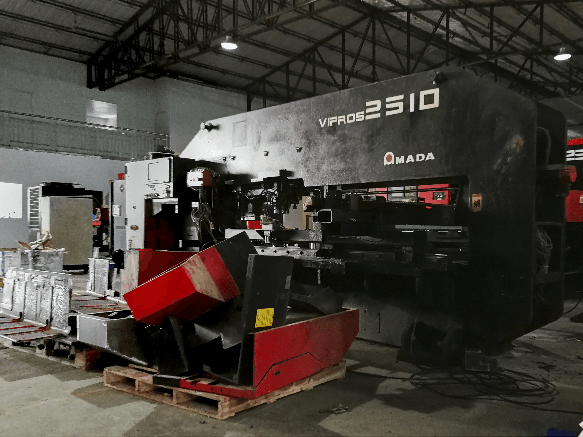 Rechte Ansicht der AMADA Vipros 2510 Maschine