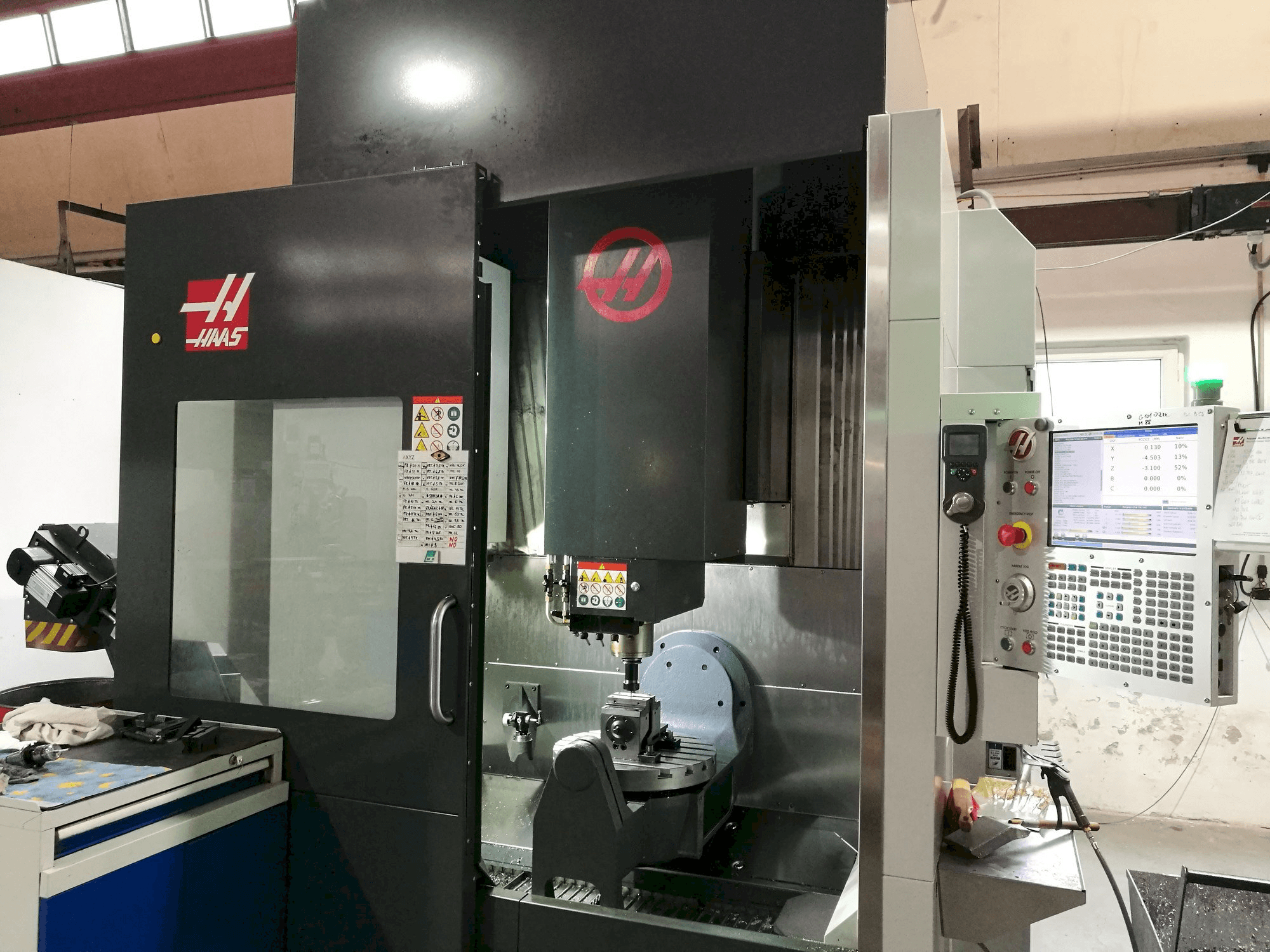Linke Seitenansicht der HAAS UMC - 750 Maschine