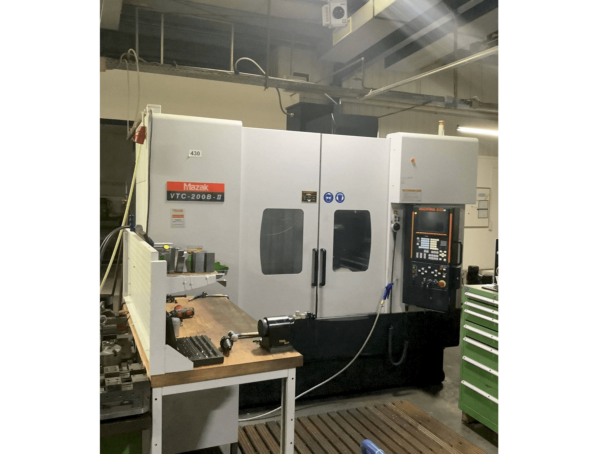Frontansicht der Mazak VTC-200B-II Maschine