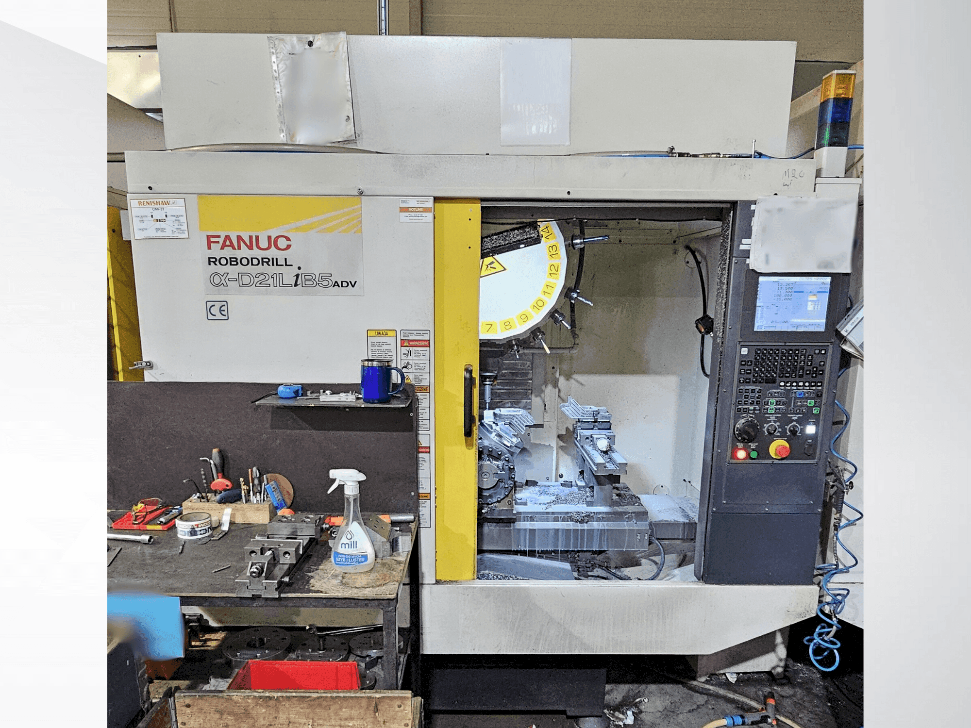 Frontansicht der FANUC Robodrill α-D21LiB5ADV Maschine