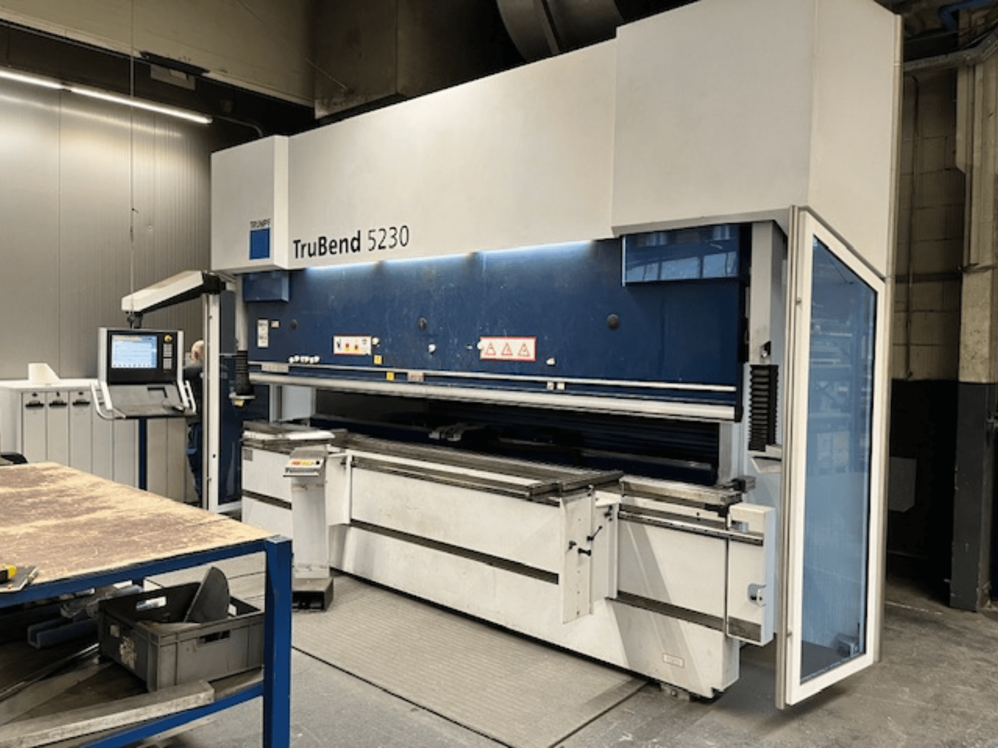 TruBend 5230 Biegemaschine in Industrieumgebung; Frontansicht mit Bedienfeld, Sicherheitseinrichtungen und Arbeitstisch.