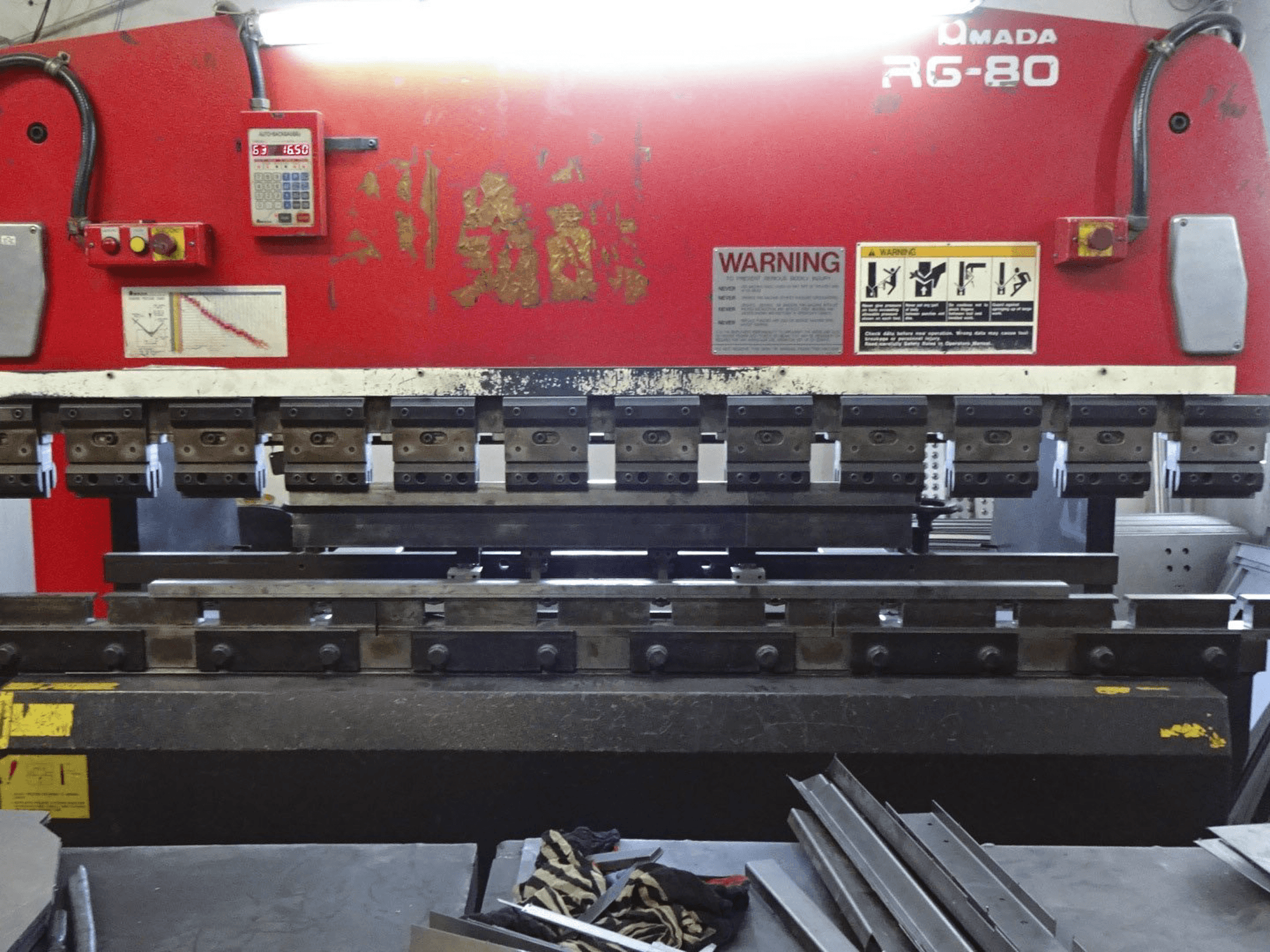 Frontansicht der AMADA RG-80 Maschine