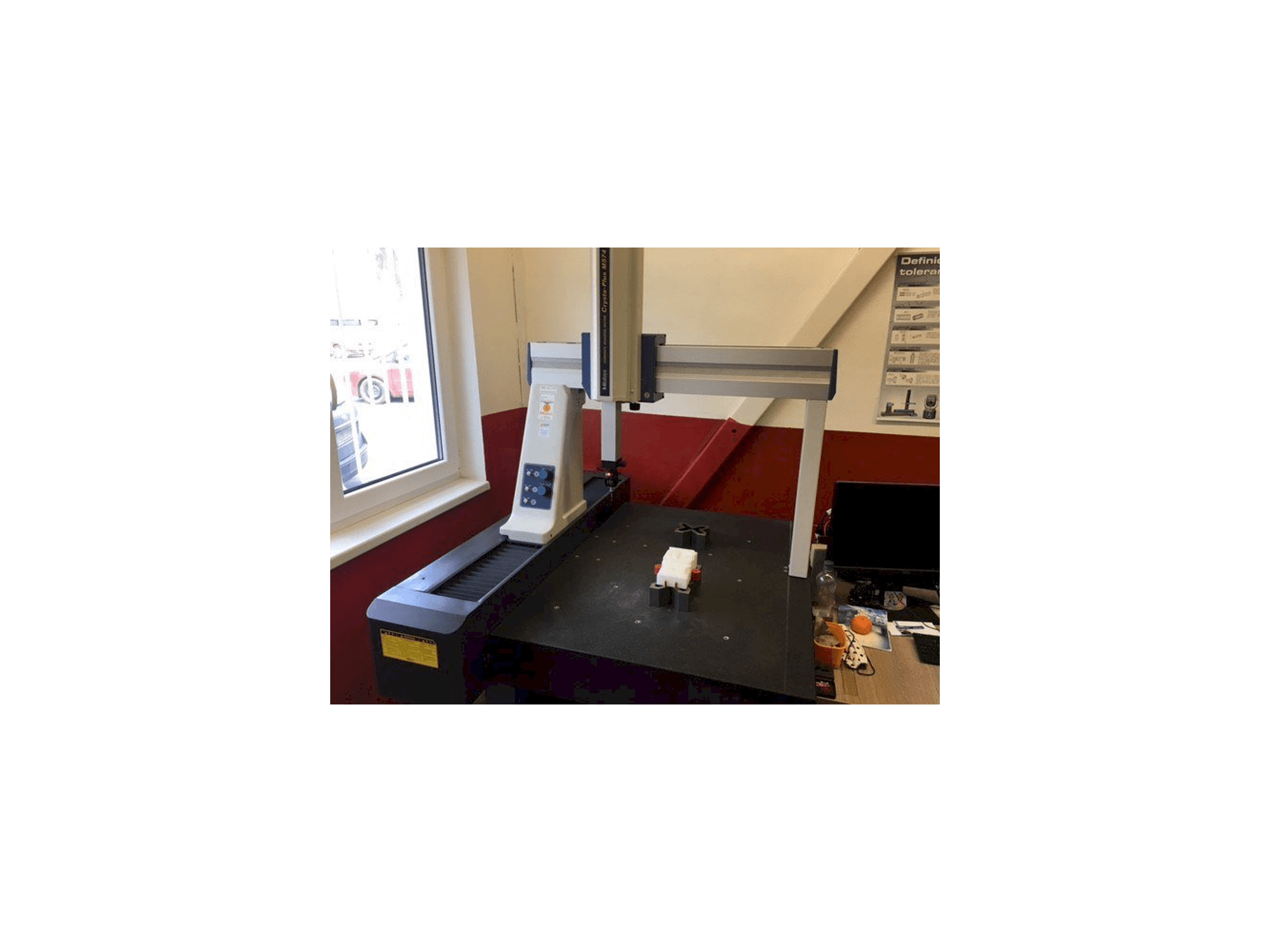 Frontansicht der Mitutoyo Crysta-Plus M 574 Maschine