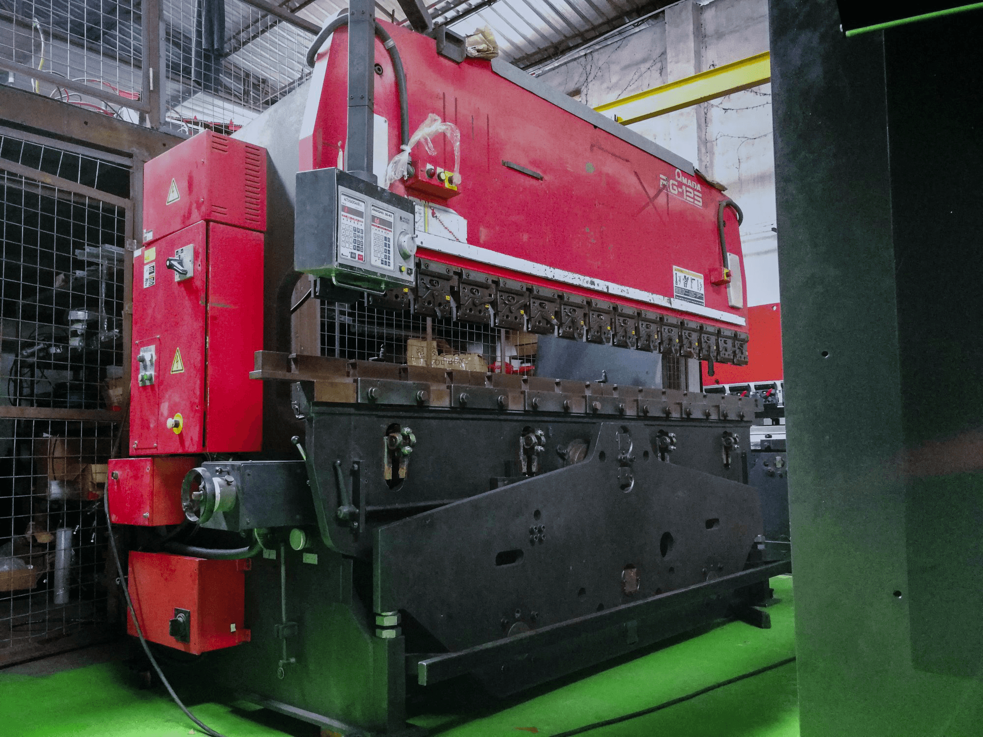 Frontansicht der AMADA RG 125 Maschine