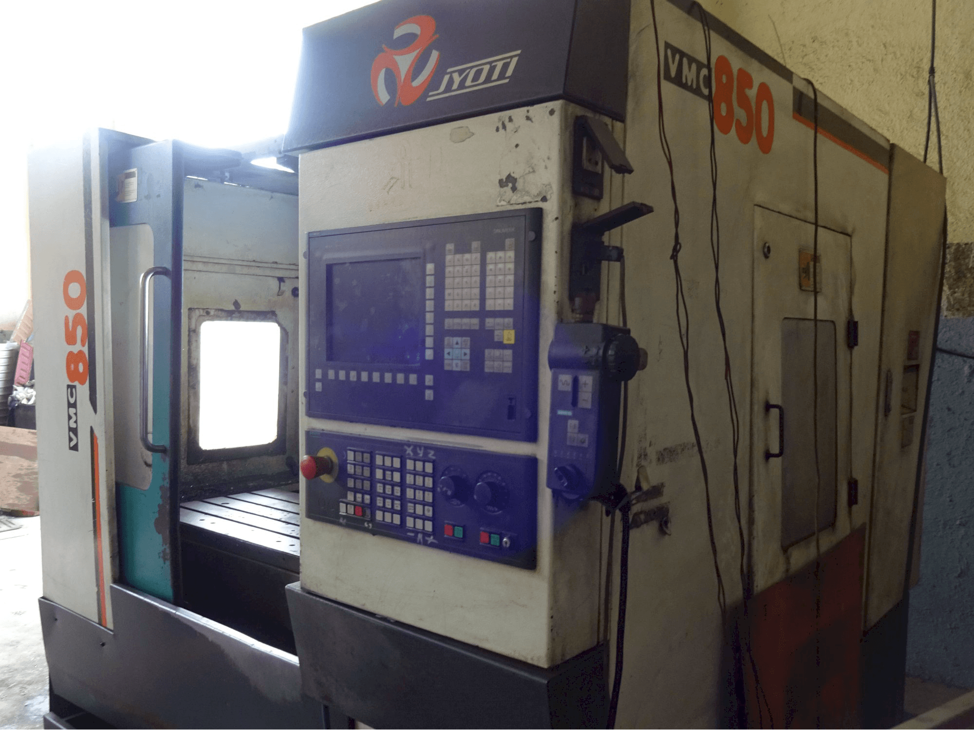 Rechte Ansicht der JYOTI VMC 850 Maschine