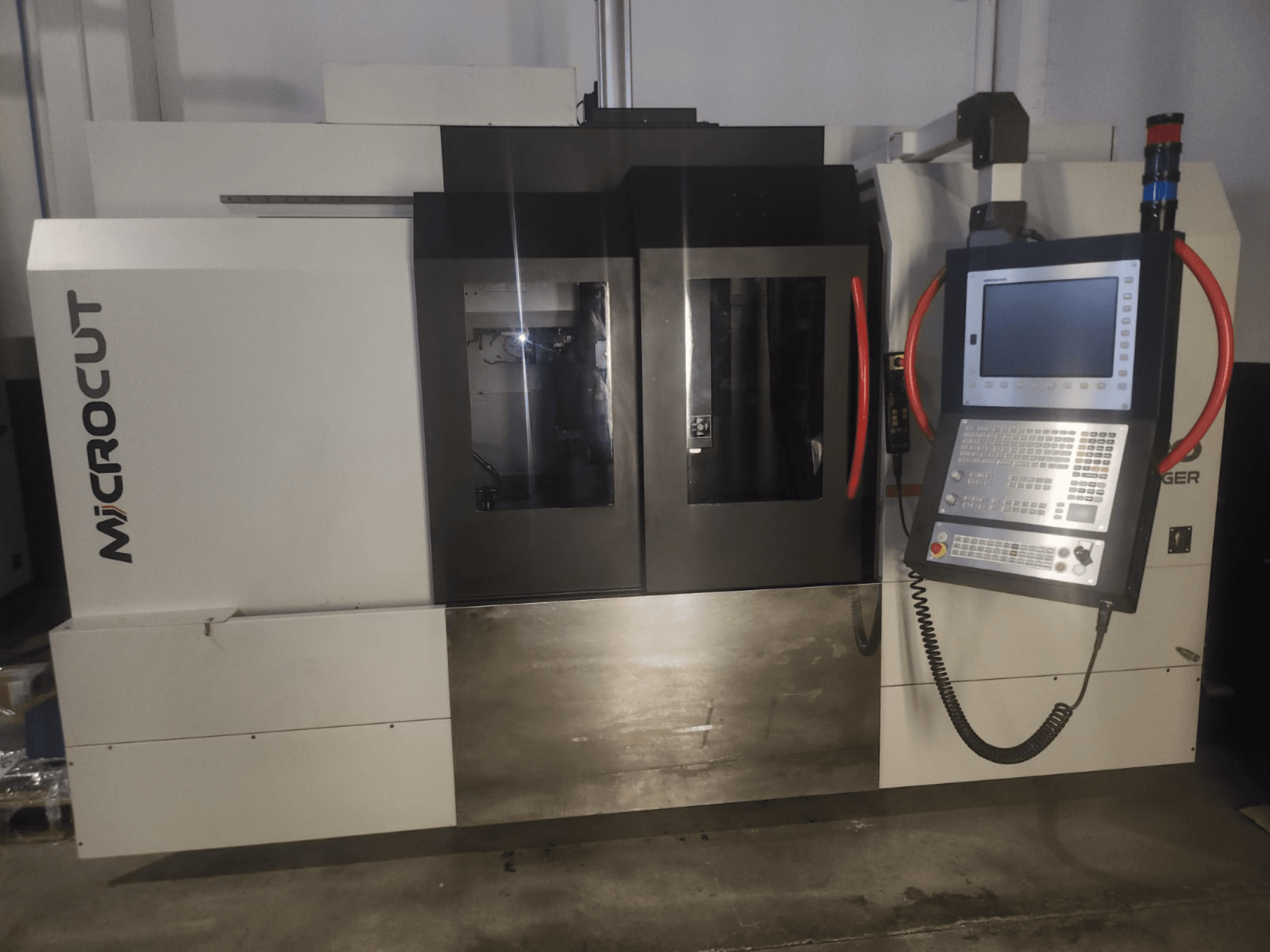 Microcut CNC-Maschine von vorne gesehen; mit Bedienfeld, Doppelfenster, Industriedesign und Metallic-Finish.